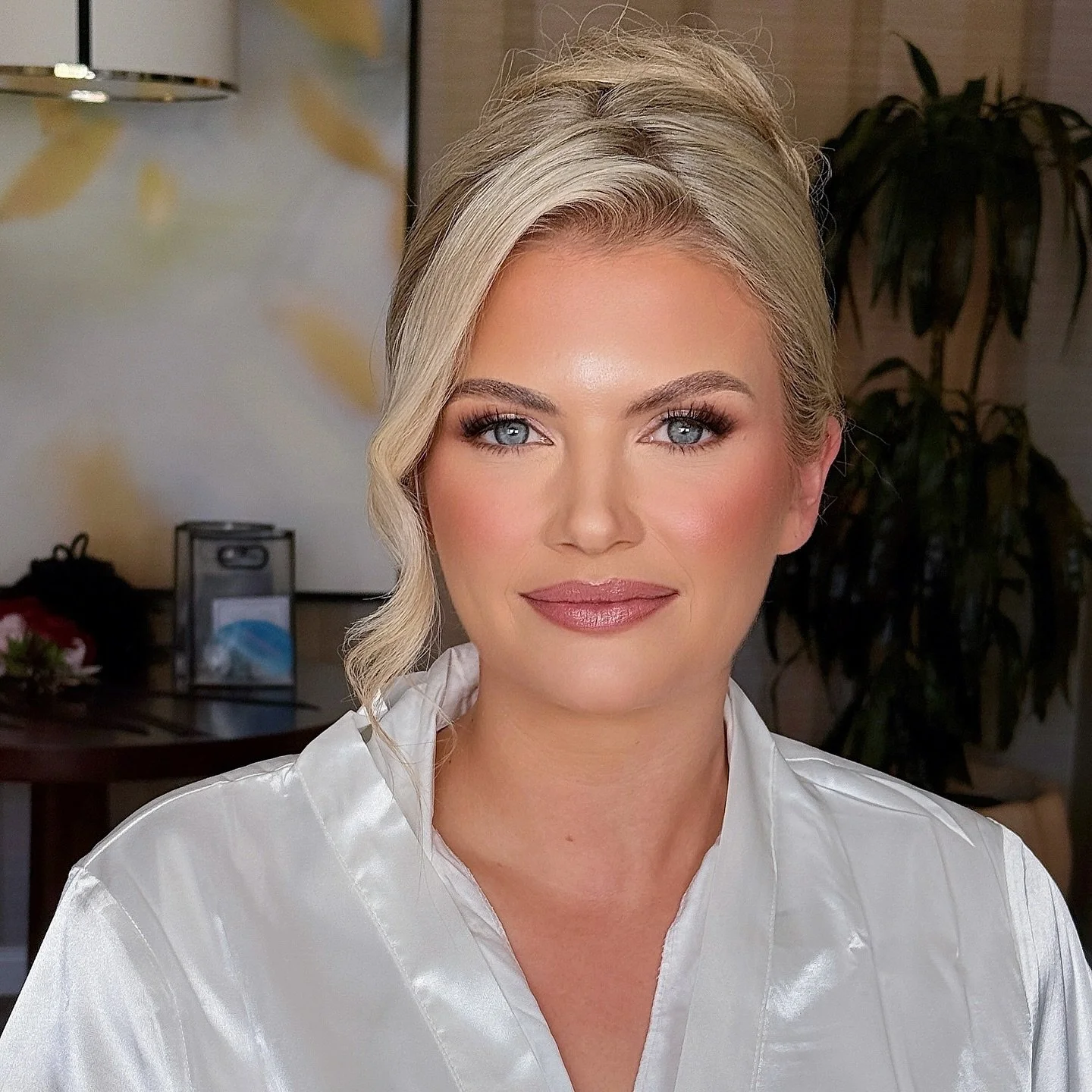 Wear your confidence like you wear your makeup sis &hearts;️
My gorgeous bride Phoebe 🤍

#vegasmua #bride #vegaswedding #highbun #lasvegashairandmakeup #hairandmakeup #hairandmakeupartist