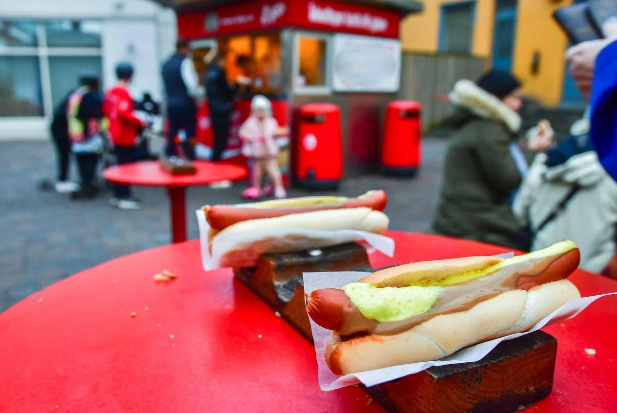 The queue at Bæjarins Beztu Pylsur hot dog stand in Reykjavík