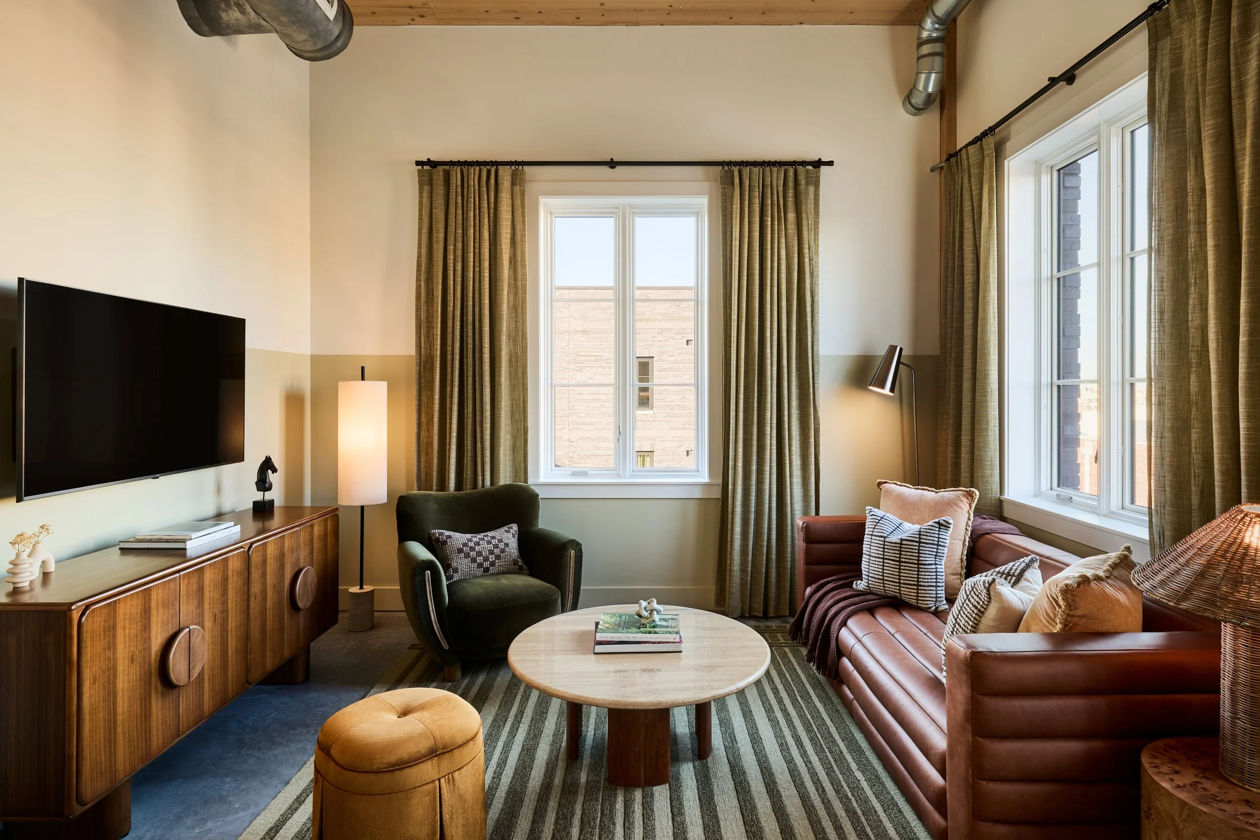 AMB_AnnSavannah_SAVDR_RM619_1BdSuite_Living.jpg