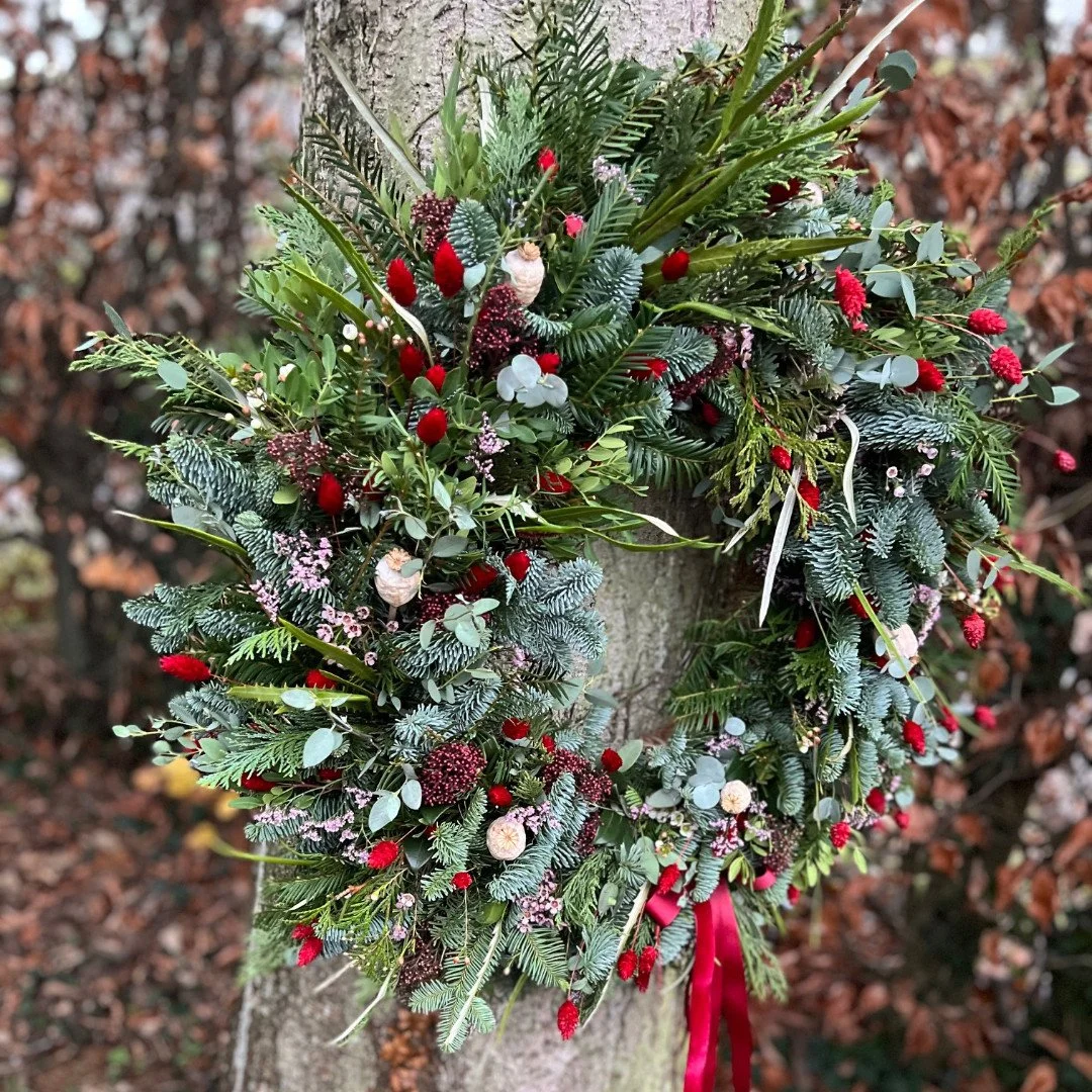A wreath with the wow-factor. ✨
This beautiful creation by @sarahfreemanfloristry is the style of wreath you&rsquo;ll be making at our Wreath-Making Evening on 12th December - abundant, elegant, and anything but average.

Join us for a cosy, creative