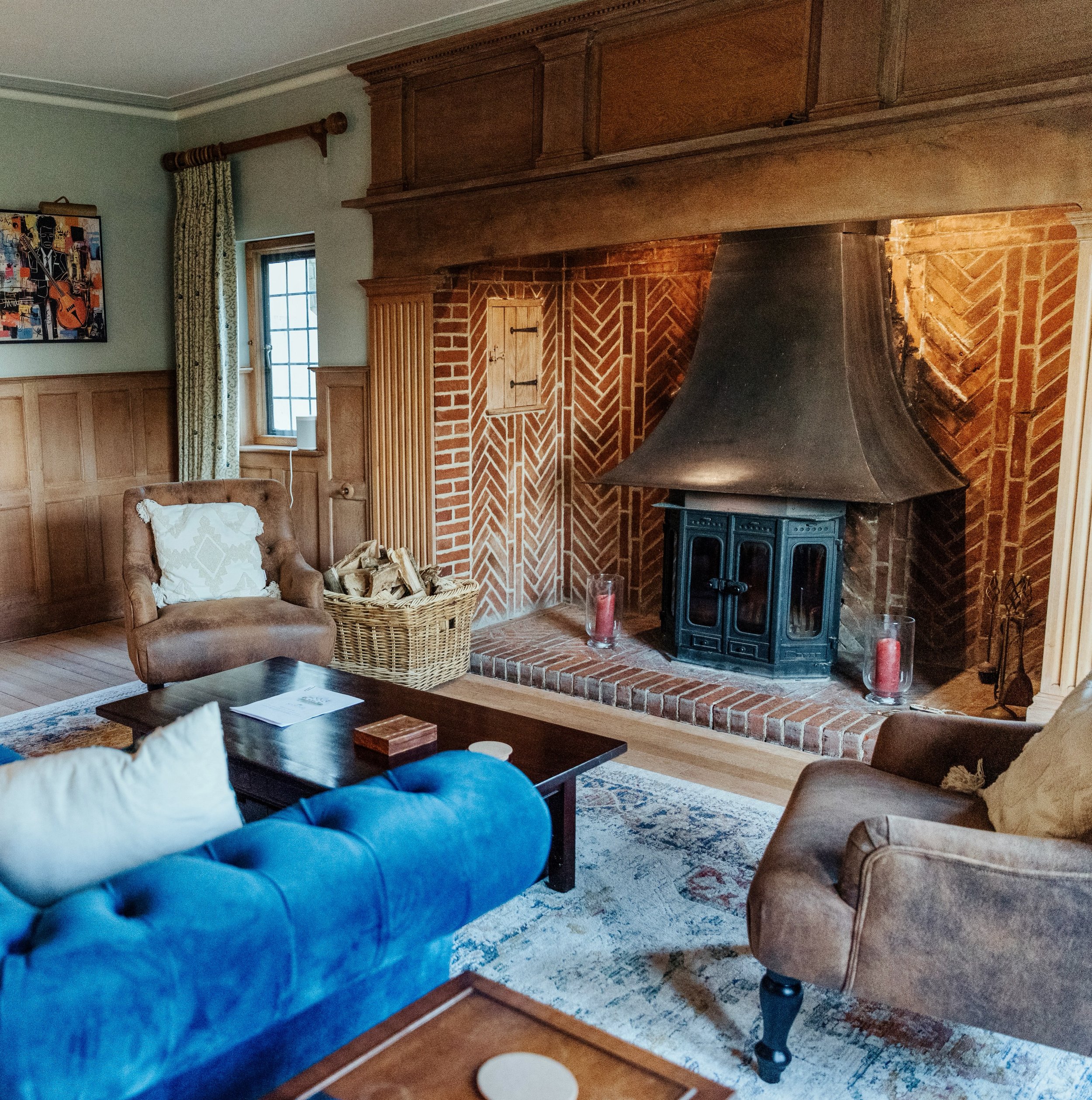 It&rsquo;s that time of year again! Our wood-burning fireplaces take centre stage as cozy throws and wooly jumpers are added to your packing lists. 🪵🥂🍁

#shorehalluk
#autumnvibes 
#ukstaycation 
#countrystyle 
#fireplacedecor