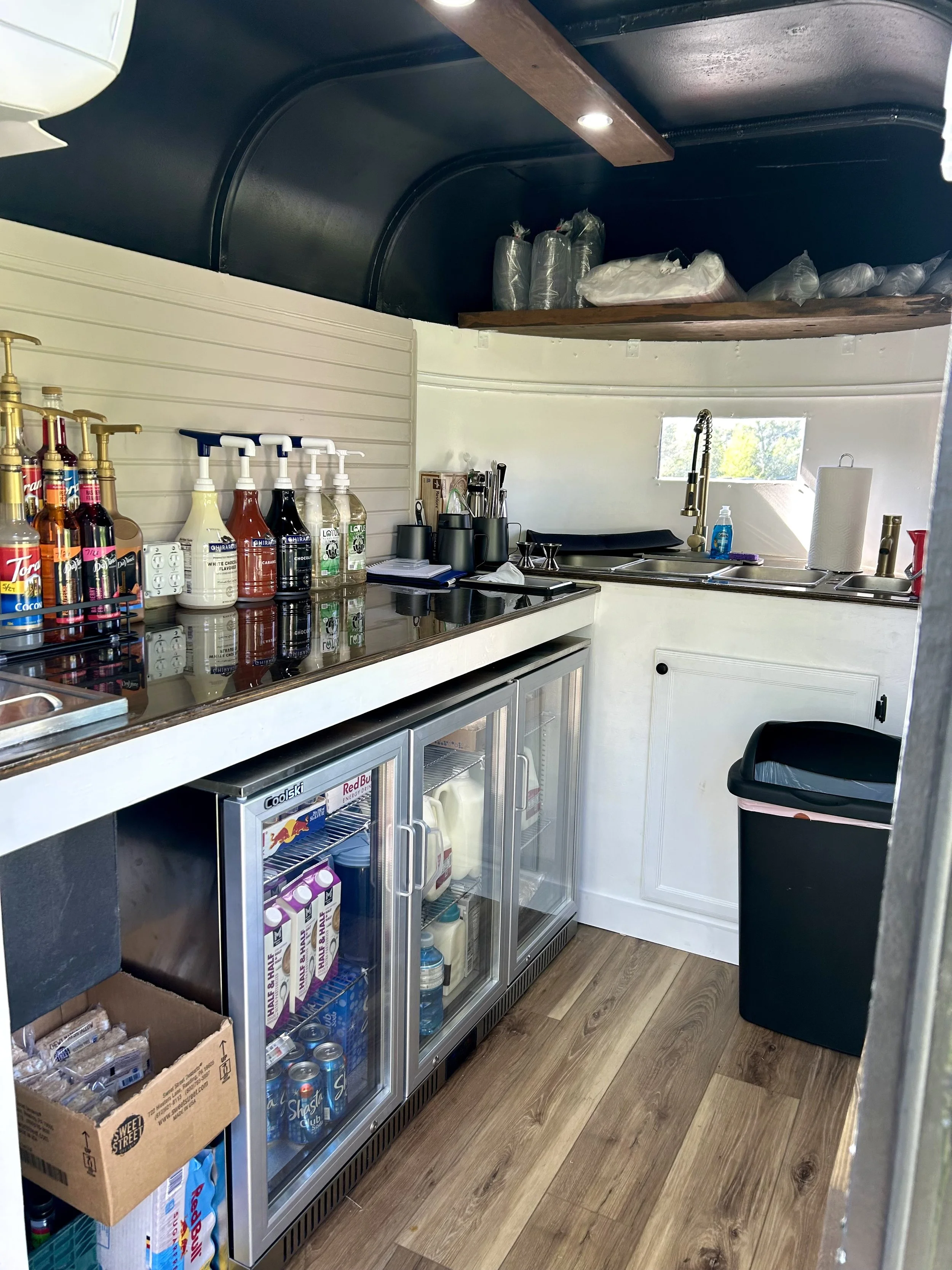 Behind the scenes - Inside the trailer