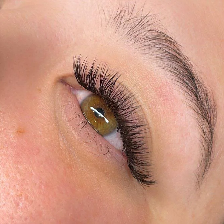 hybrid lashes 🤍
hybrids are perfect for anyone wanting more texture and fullness than classics but doesn’t want the full glam look that volume gives!