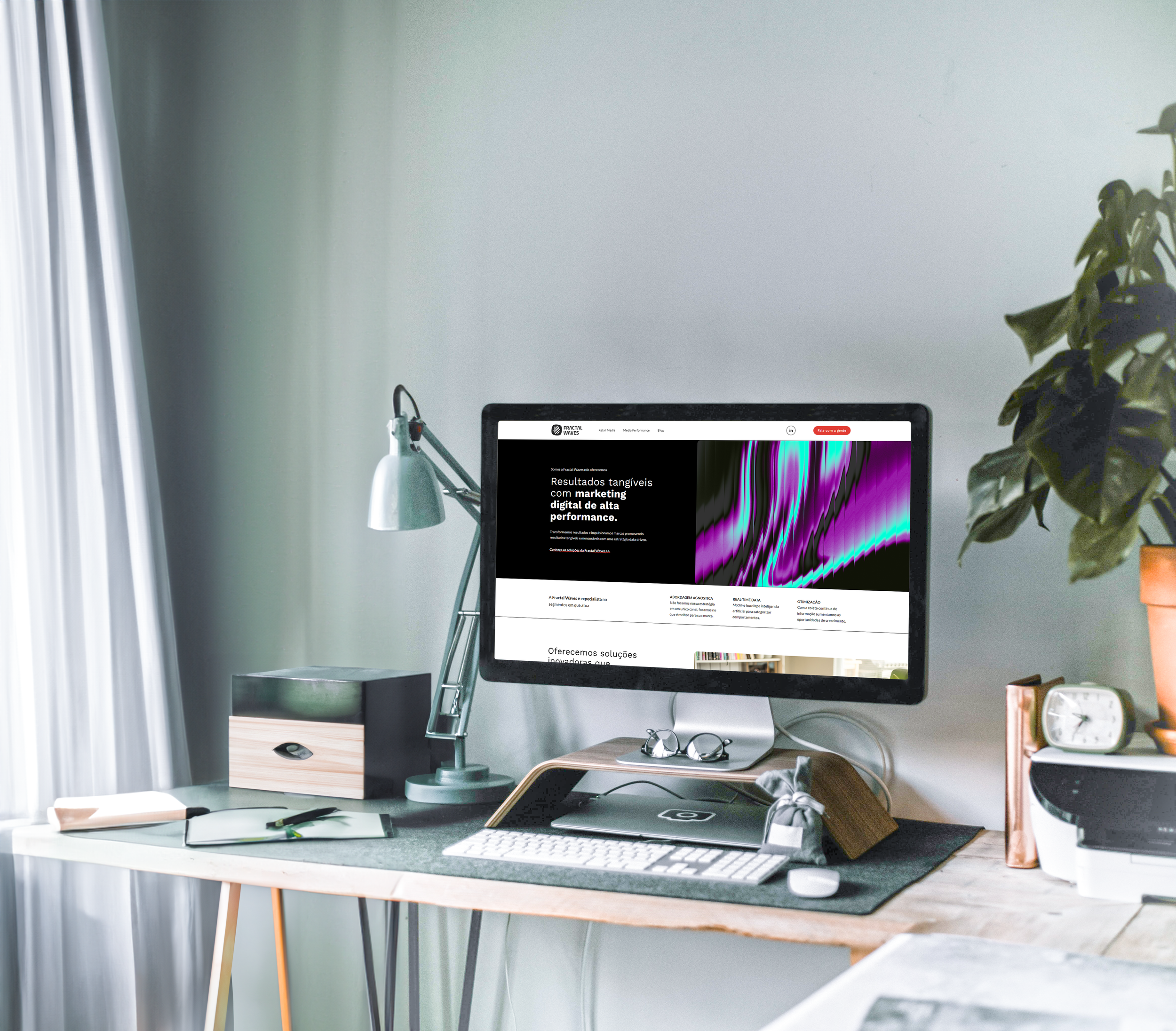 computador com o site da fractal waves aberto