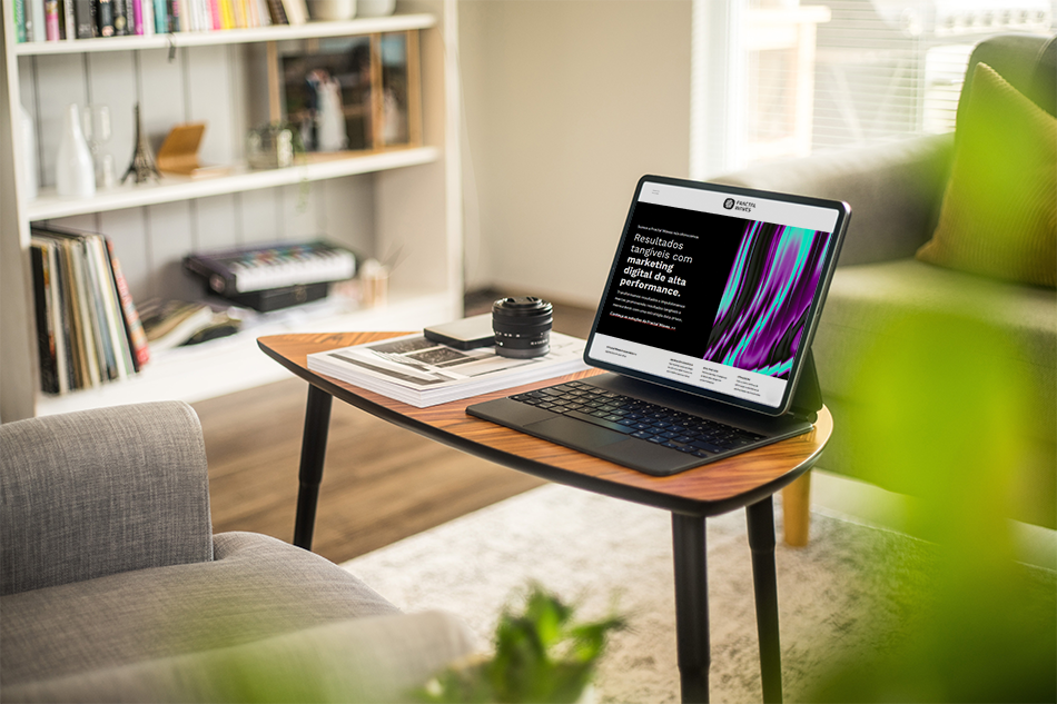 notebook em uma mesa com o site da fractal waves