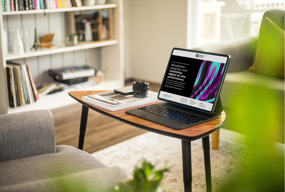 Computador em uma mesa com o site da fractal waves aberto