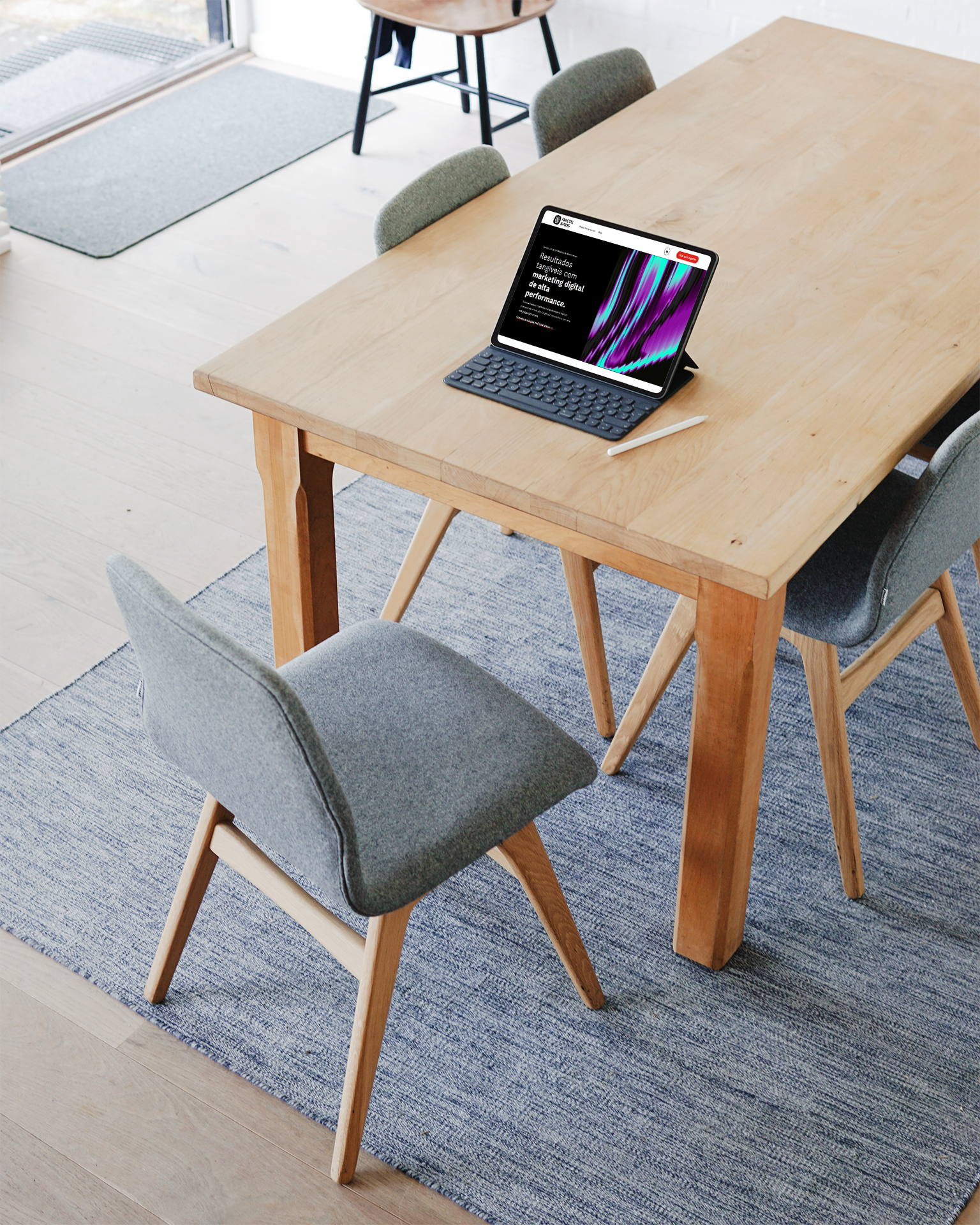 tablet com o site da fractal waves aberto