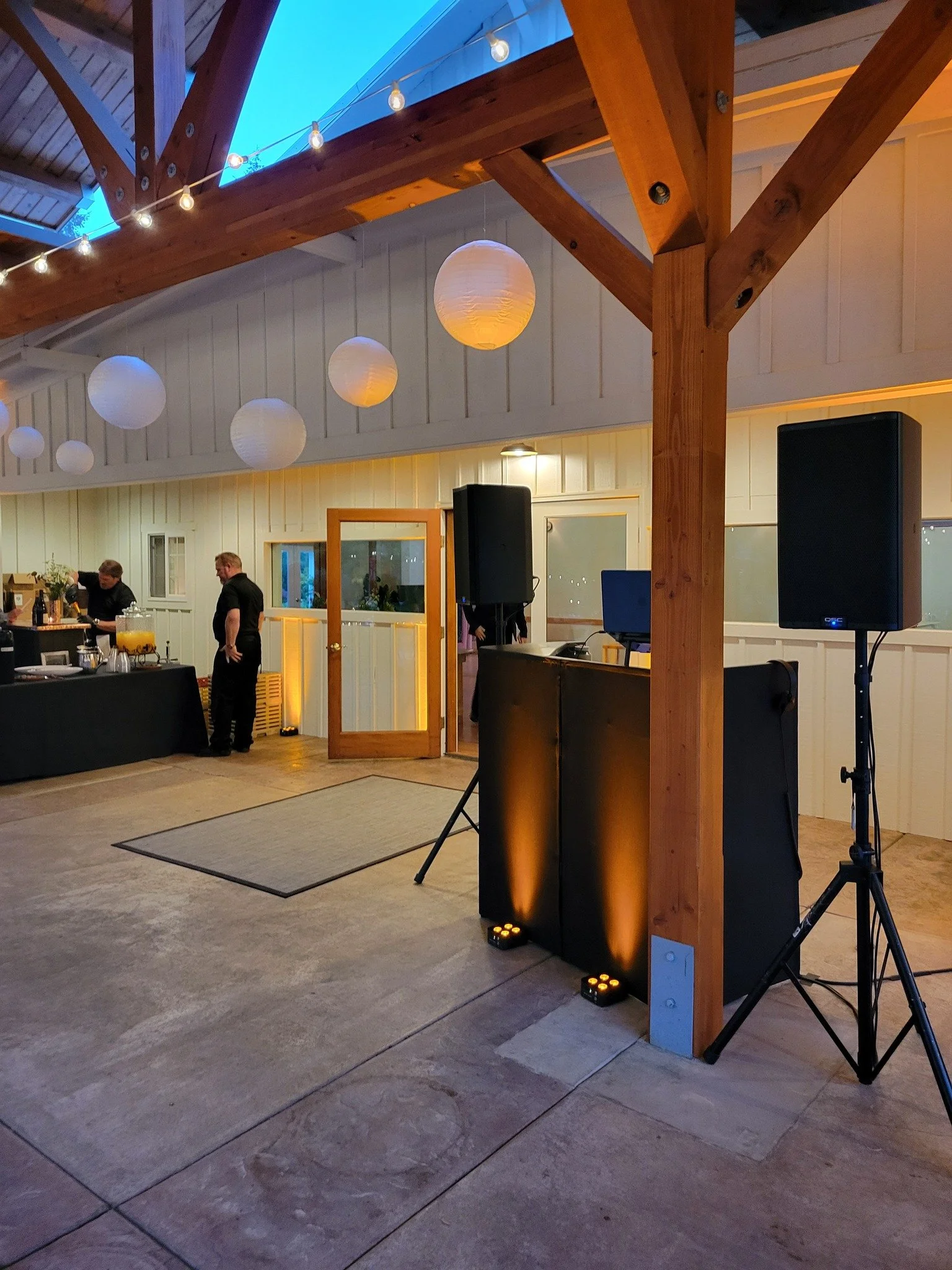 Adding amber uplighting to any wood features always makes it look extra warm and inviting 🍊🧡