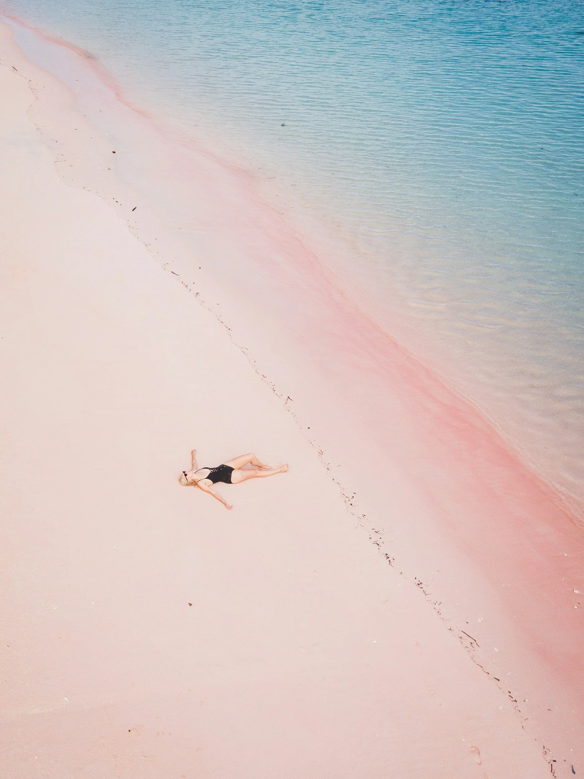 tour-komodo-flores-indonesia-pink-beach-woman-sunbathingg
