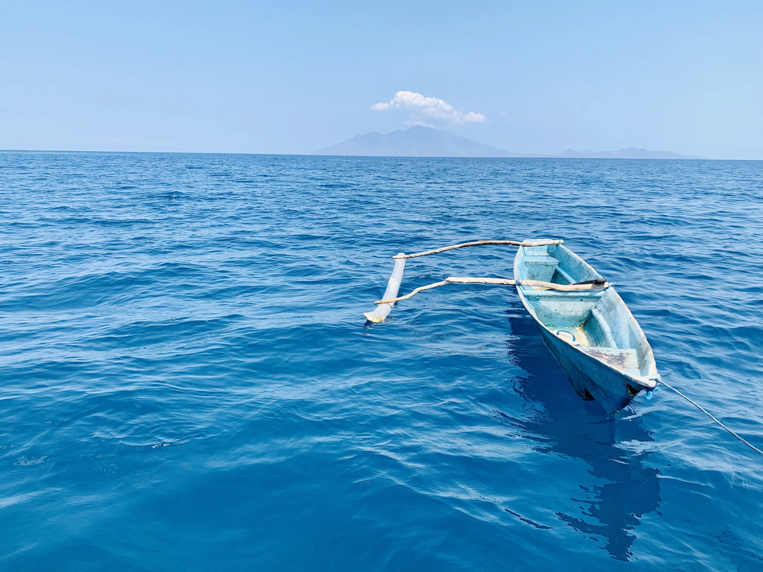 tour-flores-indonesia-maumere-babi-boat-blue.jpeg