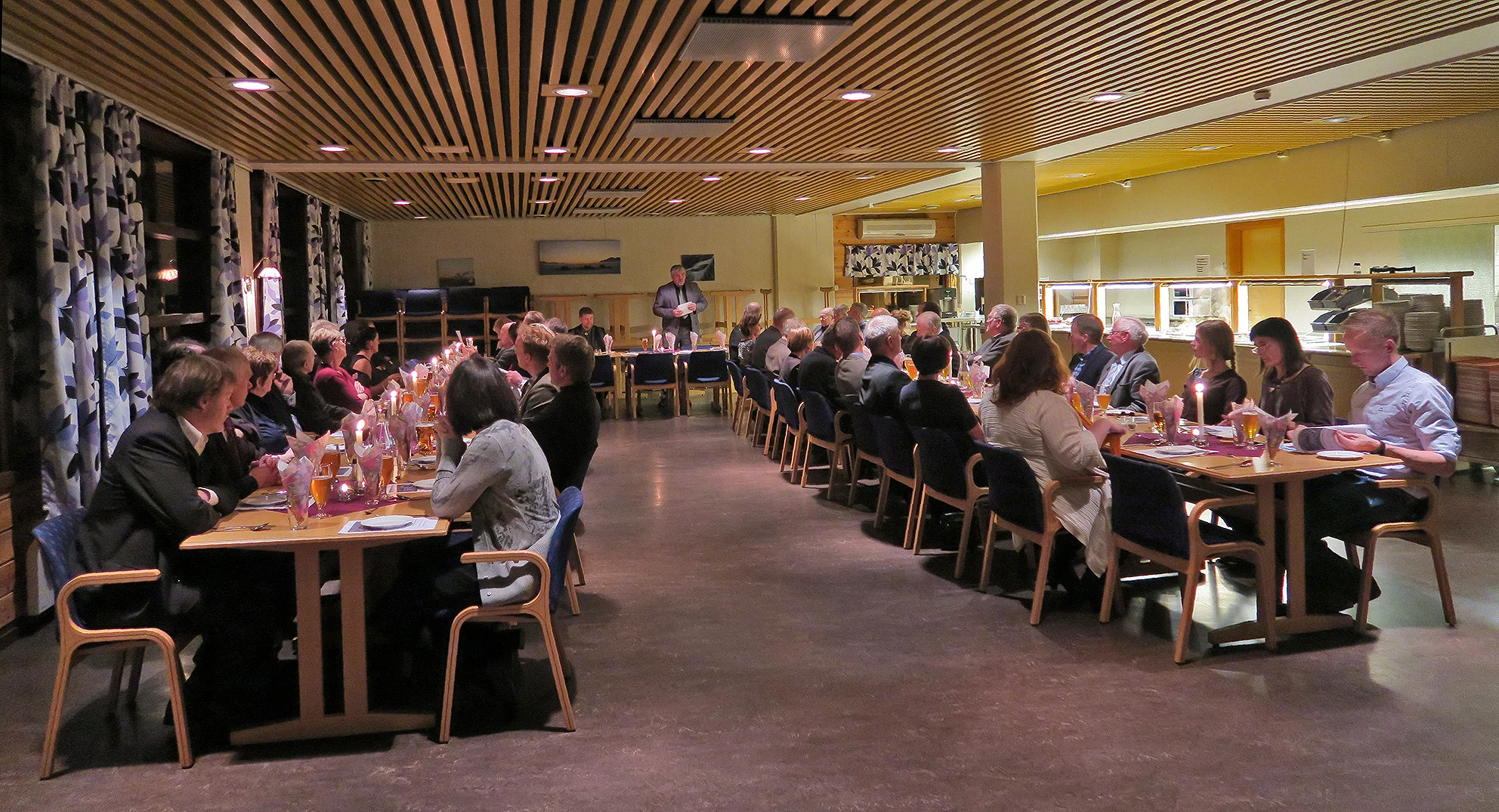 Jubileumsfesten lørdag var lagt til Løvåsen leir i Haltdalen med festmiddag, taler, bildevisning, dans og hyggelig samvær. Her ønsker Hallvard Urset, leder i villreinutvalget, velkommen til bords.  Foto: A. Nyaas