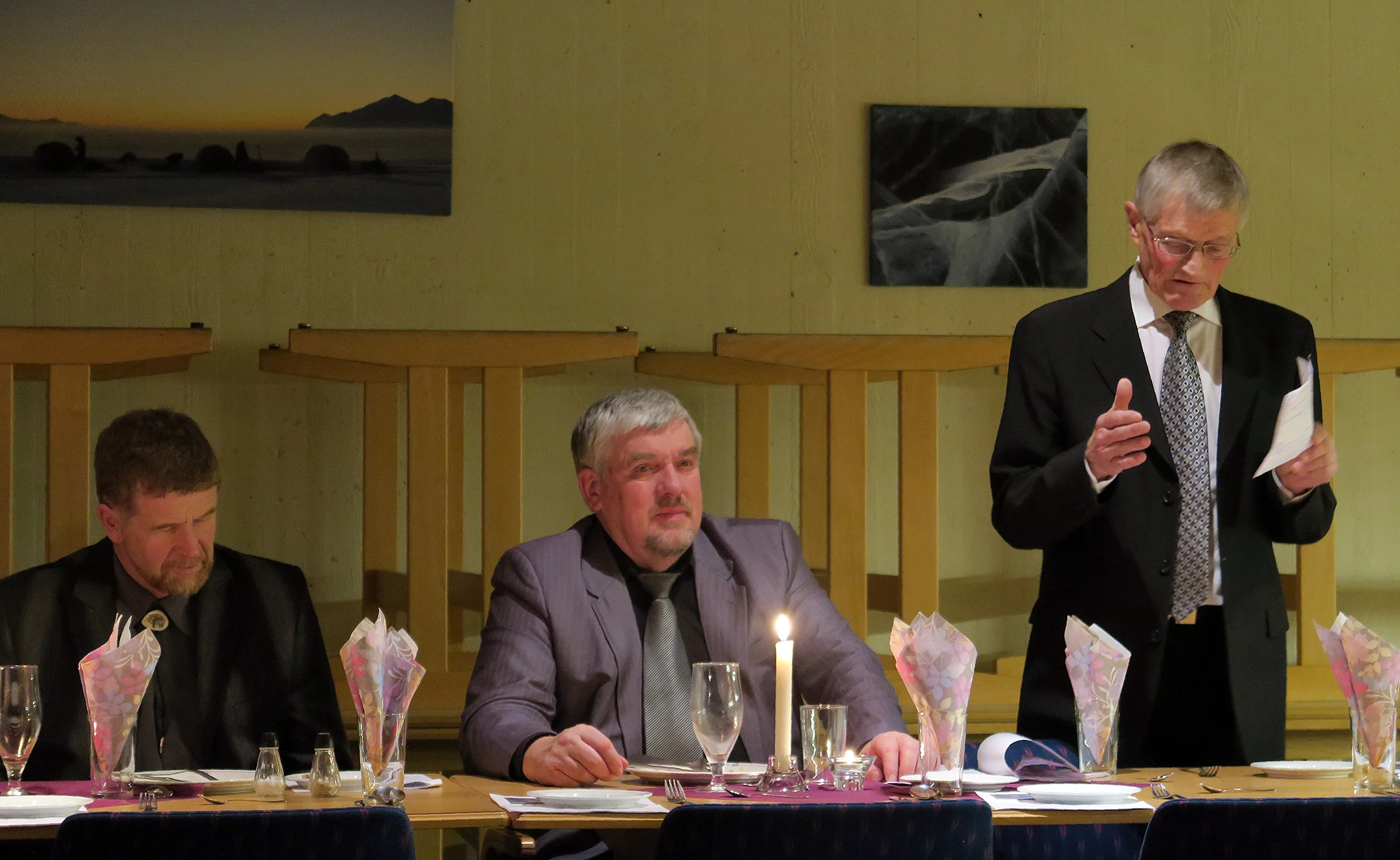 Terje Borgos (til venstre), sekretær i villreinutvalget, og Hallvard Urset, leder i villreinutvalget, har begge grunn til å være fornøyd med "tingenes tilstand" i eget villreinområde, her sammen med Ola Arne Aune. Hallvard Urset har vært leder i vil…