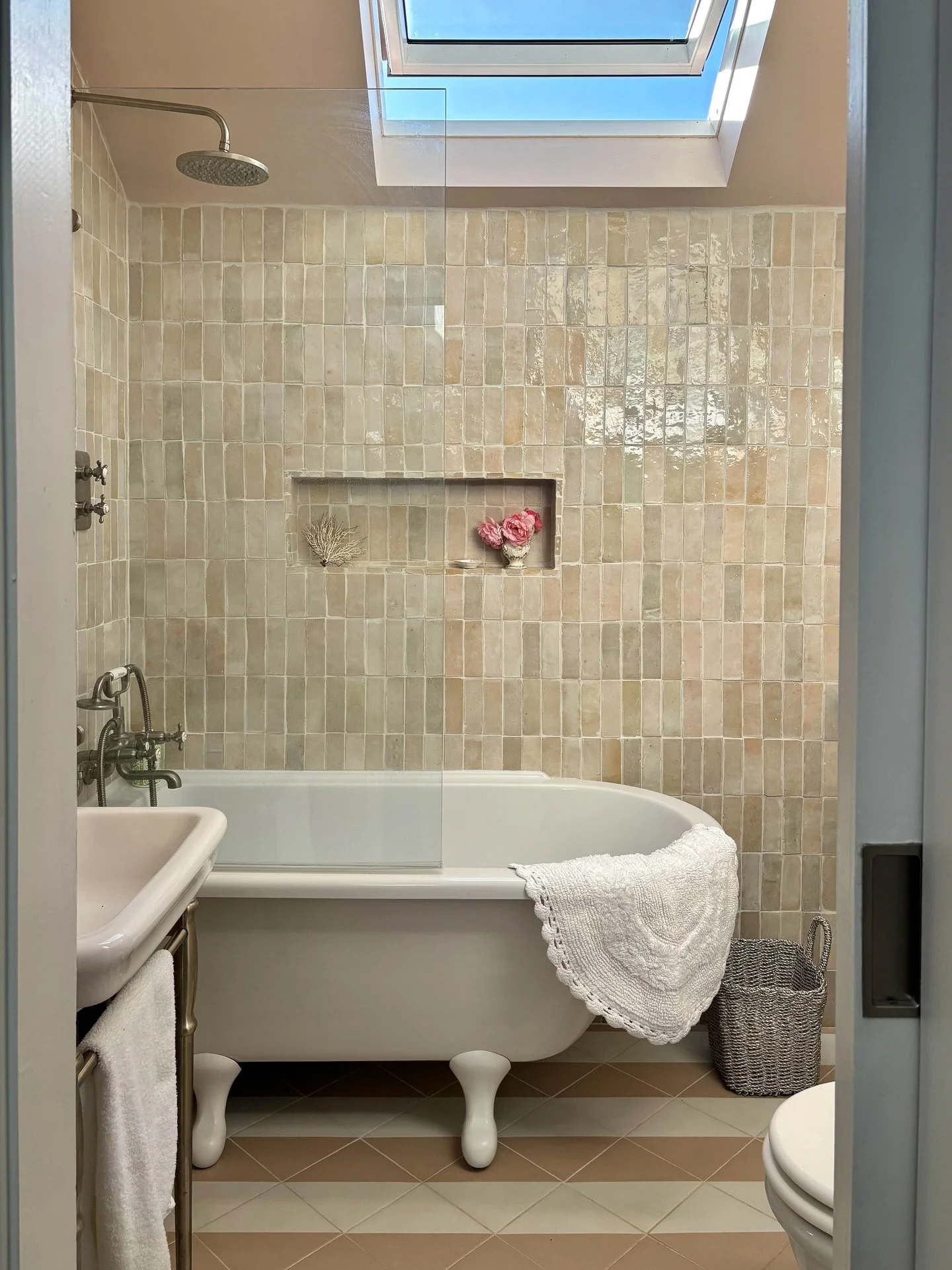 Afternoon glow in the barn bathroom 🤍✨