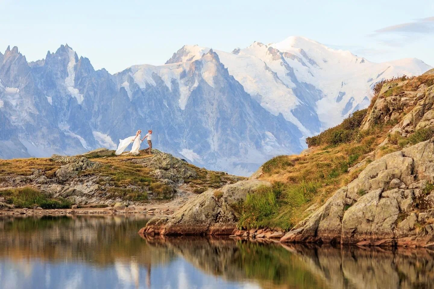 Whisper &laquo;&nbsp;I do&nbsp;&raquo; where only the mountains could hear 🏔️💖 

With the first rays of sunlight painting Mont Blanc in golden hues, they exchanged their vows in nature&rsquo;s cathedral. 💒🌿 No aisle, no problem - just you, your f