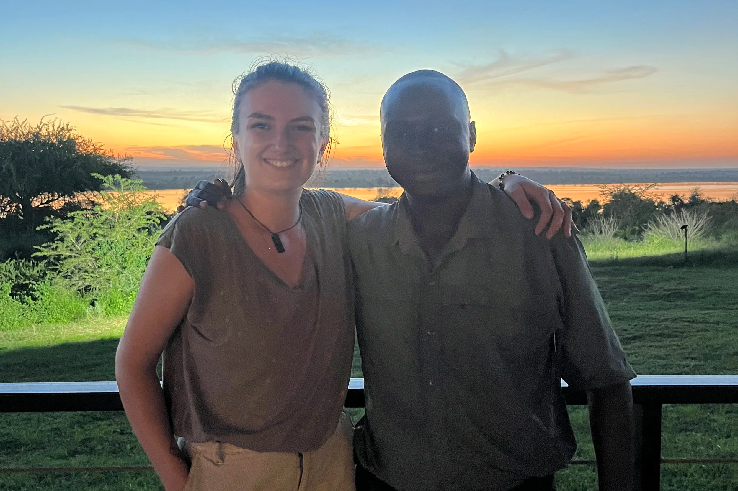 Jess Reporter et son guide Samuel organisant des safaris en Ouganda