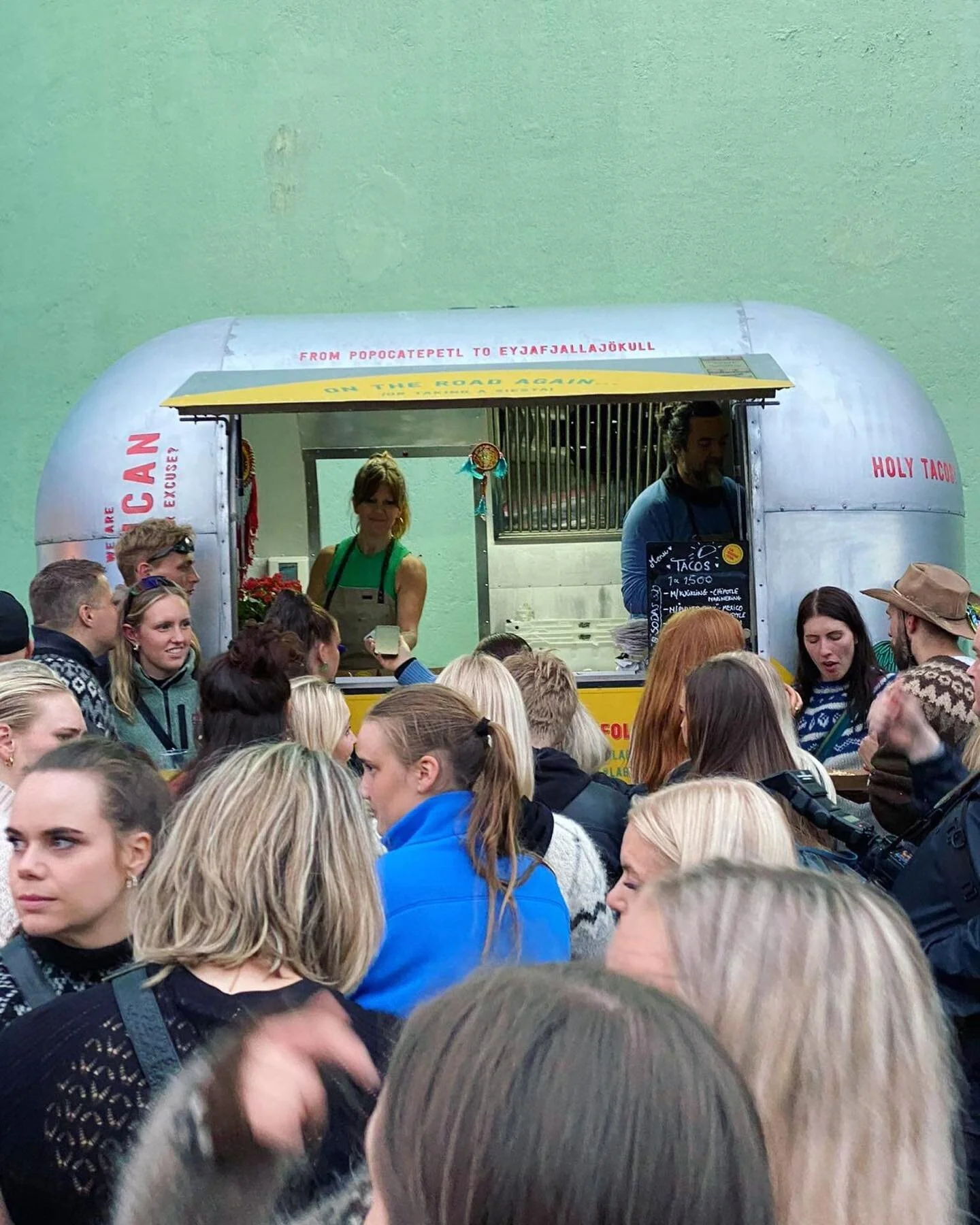 &THORN;a&eth; var alveg &aacute;g&aelig;tt a&eth; gera!😅

📸 @ingthorbergmann 🙏🏻

#&iacute;rskirdagar #lopapeysa #foodtrucklife #akranes