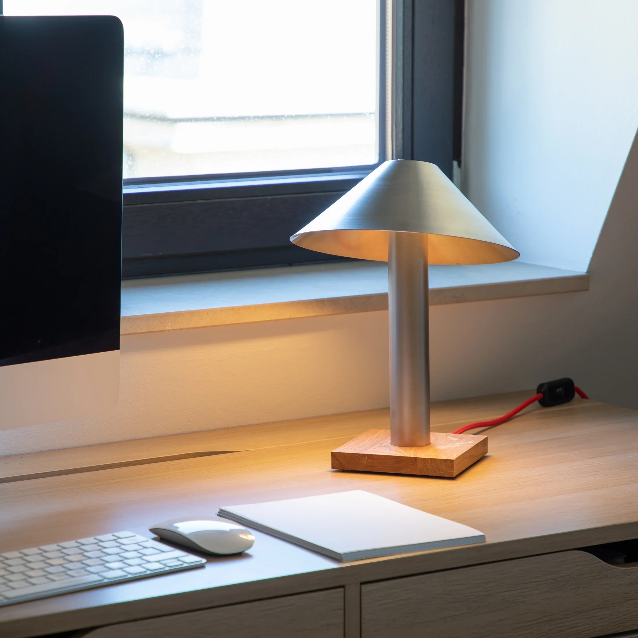 Schreibtischlampe_PFEIL_am_Arbeitsplatz.webp