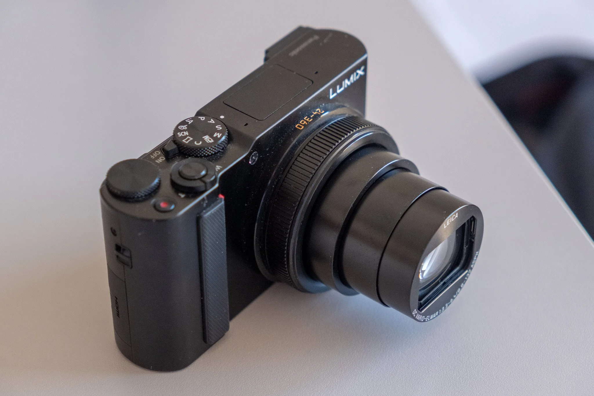 Custodia In Neoprene Ultra Leggera Per Panasonic Lumix ZS200/TZ200 E Leica C-Lux – Protezione Antiurto Con Moschettone (Grigio)