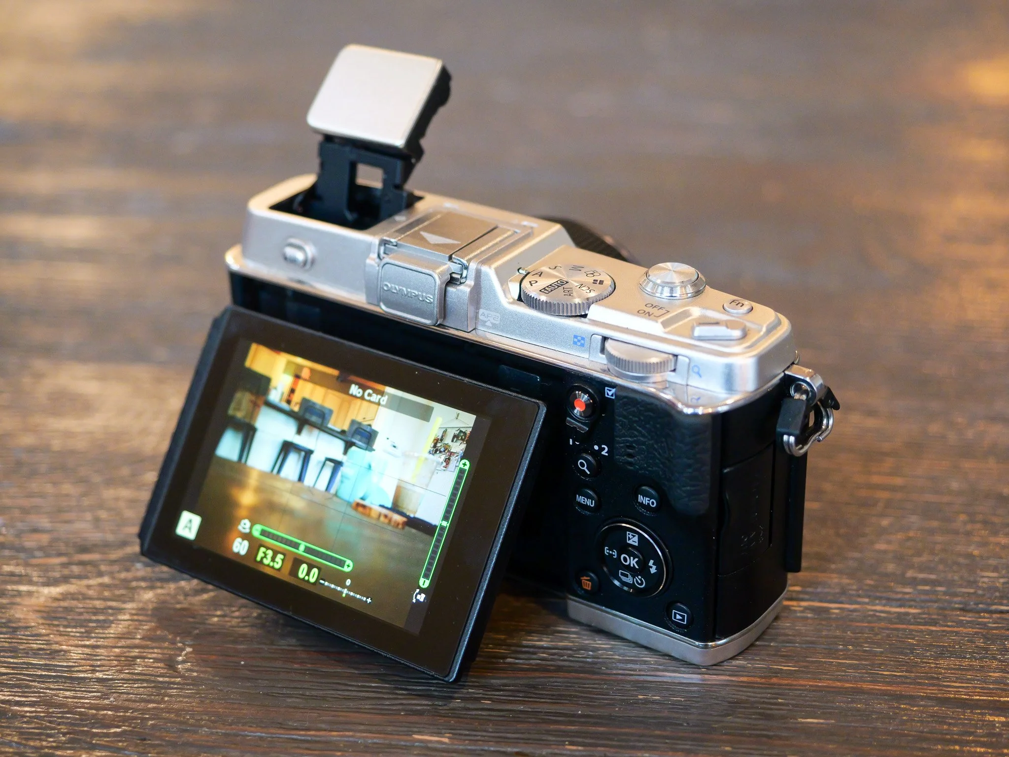 Olympus E-P5 Review - Back and Flash