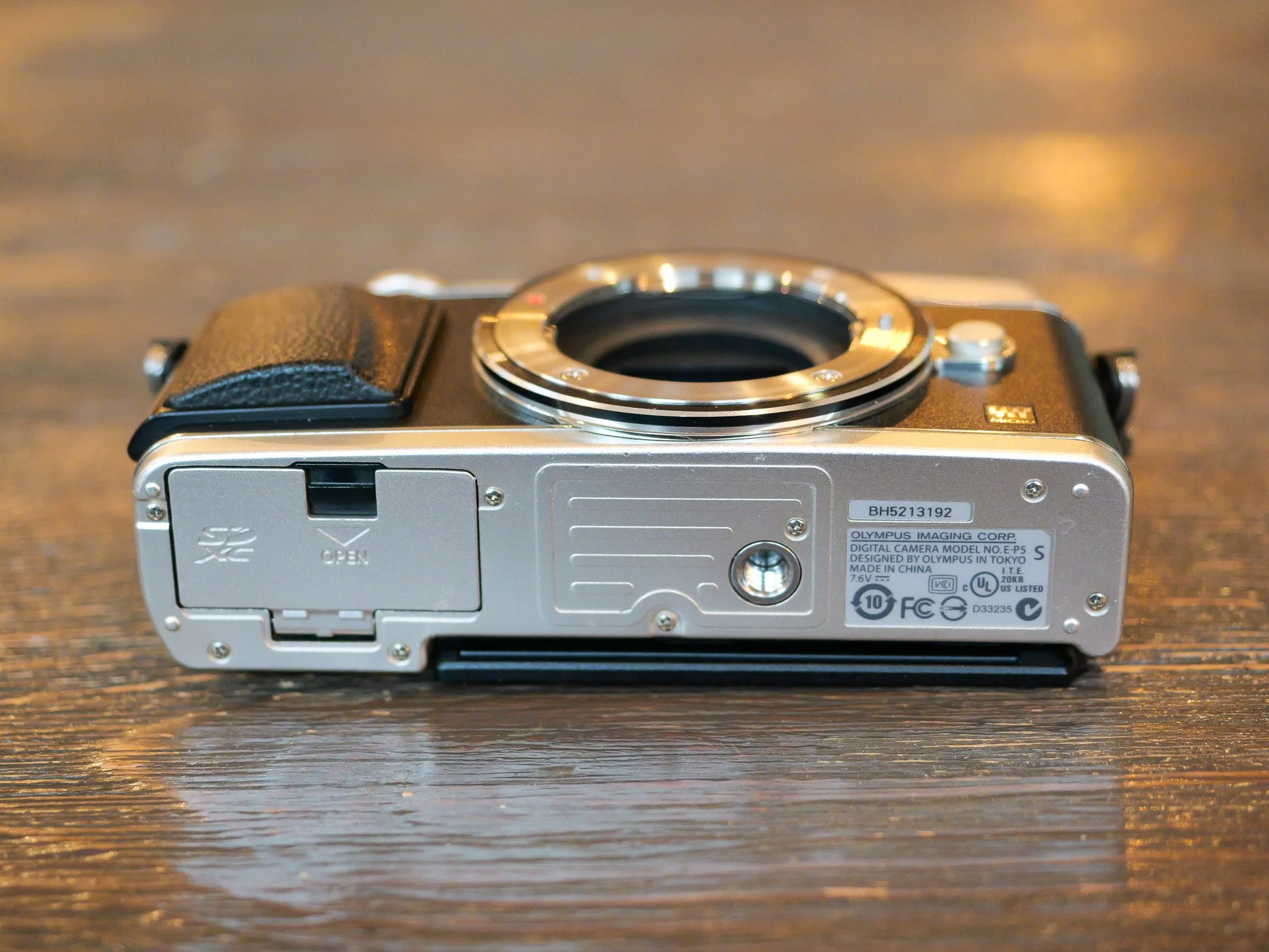 Olympus E-P5 Review - Bottom Plate