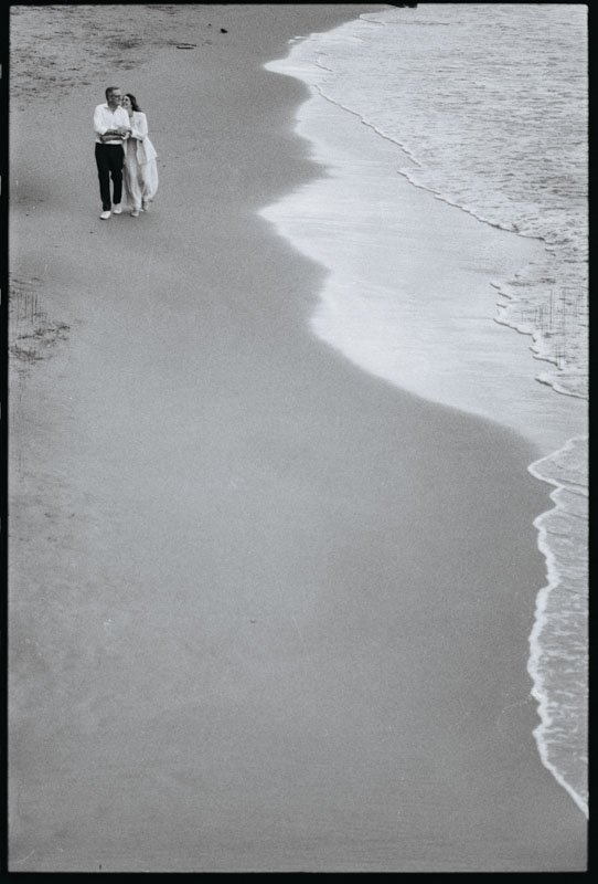 Authentic bride and groom portraits by the sea in Alassio