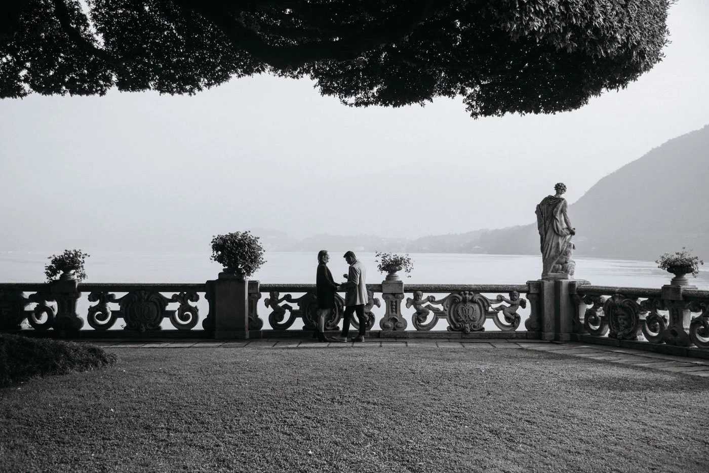 proposal photographer lake Como Villa Balbianello