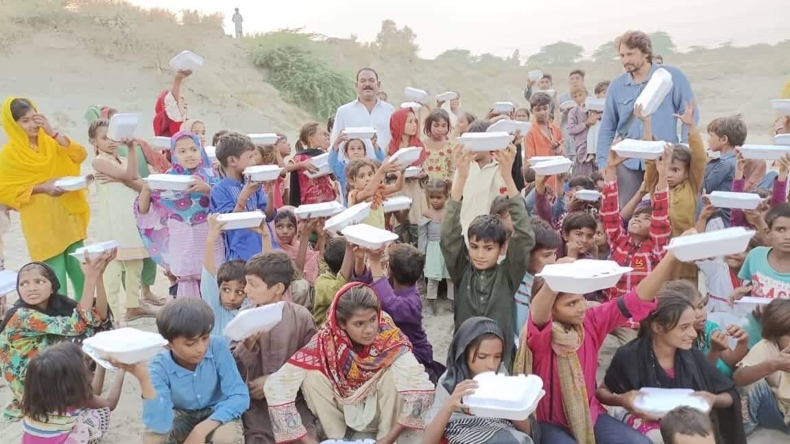 Feeding Flood Victims in Pakistan.jpg