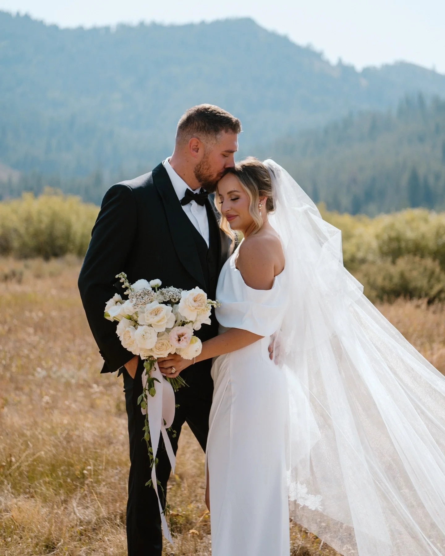 finally sharing the dreamiest sun valley elopement. days like this leave me praying for more and more days out west ✨🤍

&amp; I always love shooting alongside  @emily.battles