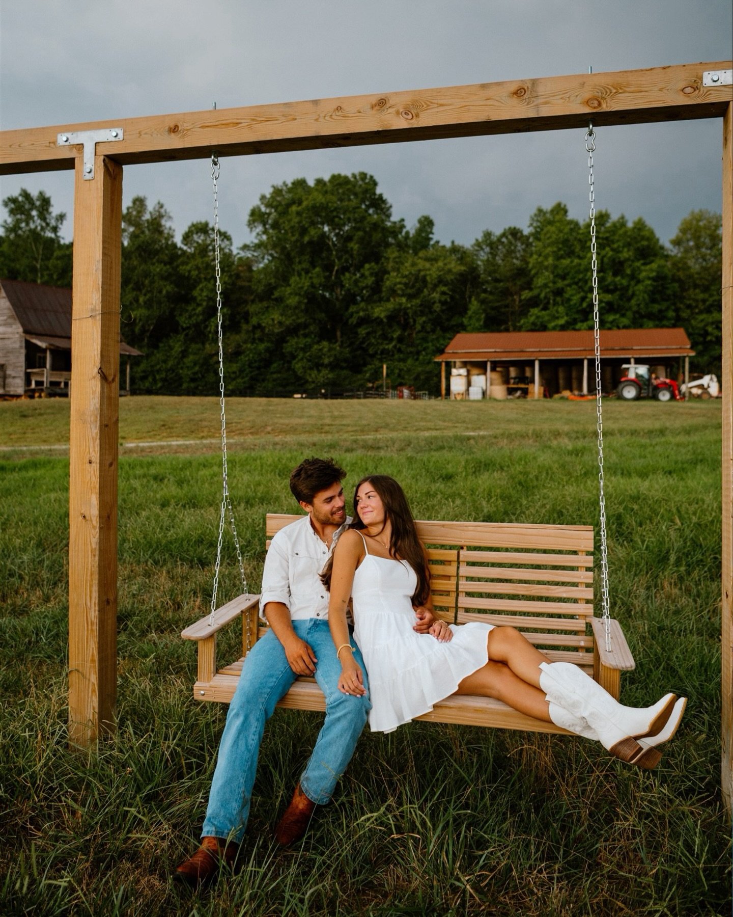 I loved this session so much and this specific scene has always given me Miley Stewart summer vibes 🌾🤍

and I had to share today, we&rsquo;re getting a Hannah Montana Reunion!!!!! 🎤🪩