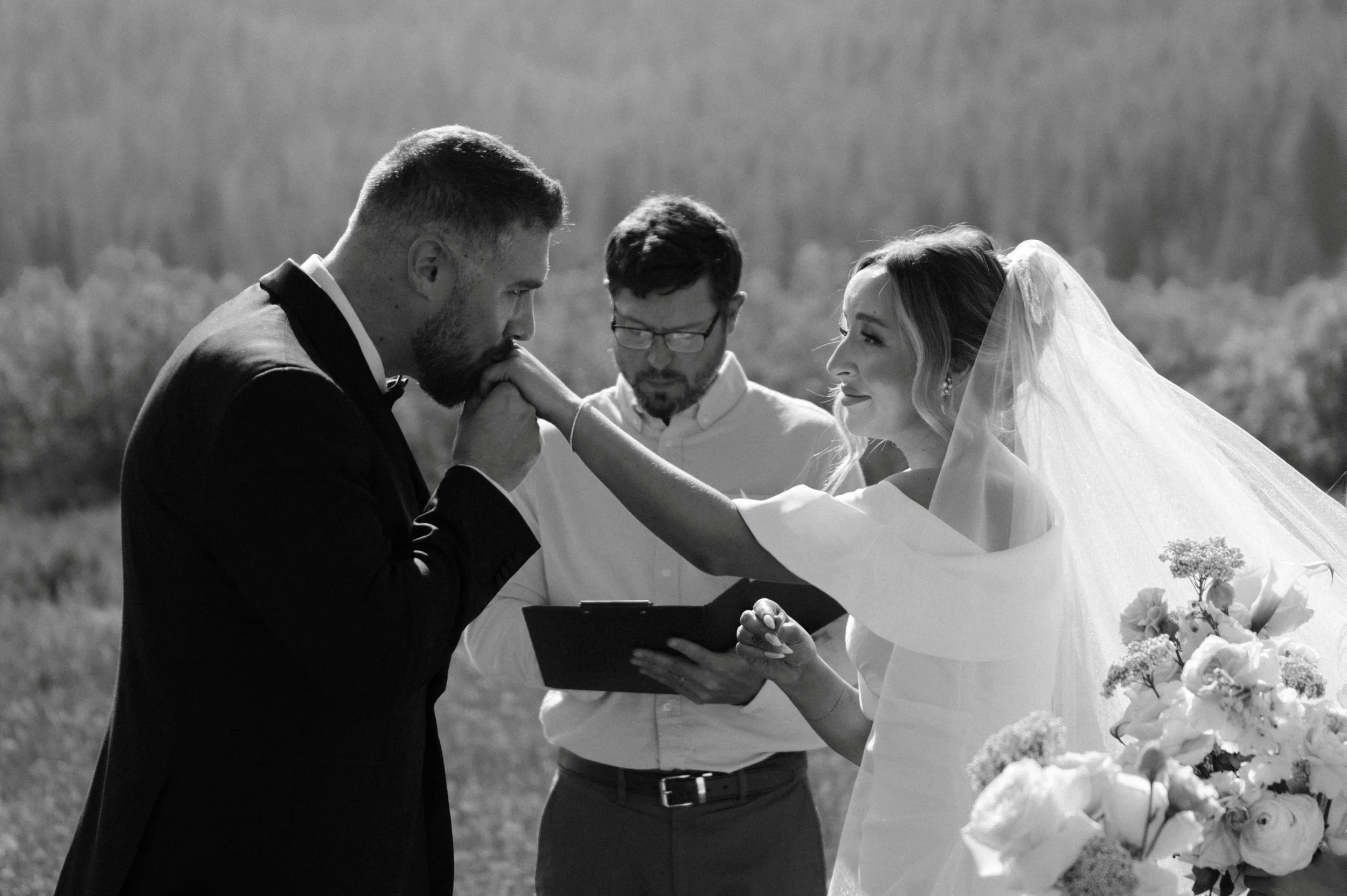 a moment that deserves to be frozen in time for all to see🥹⛰️
&bull;
&bull;
&bull;
shot alongside @emily.battles 
#weddingphotographer #idahoweddings #mountainwedding #elopementphotpgrapher