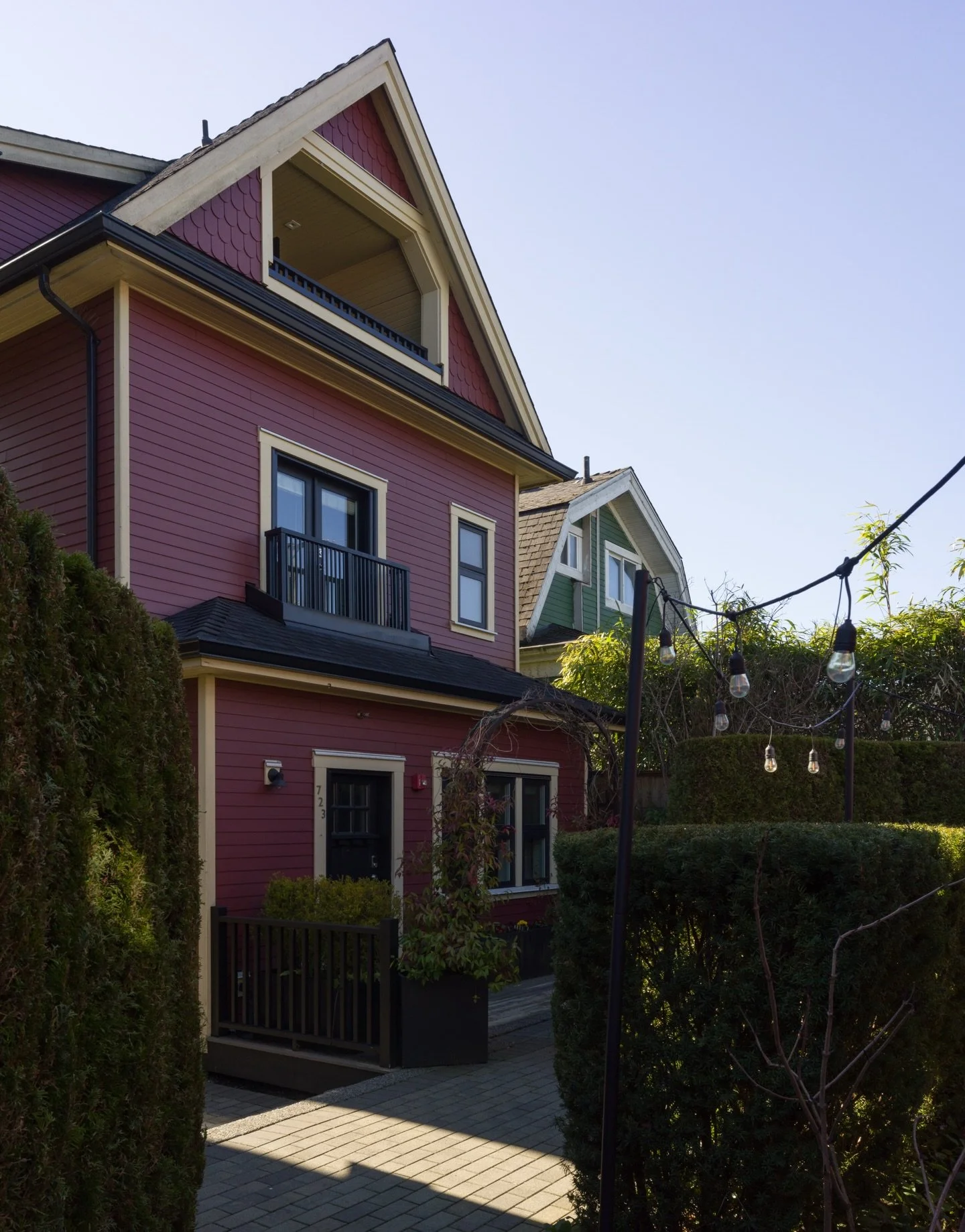 STRATHCONA TOWNHOUSE

Set within the vibrant fabric of Strathcona, this thoughtfully designed townhouse unfolds across 918 square feet, offering a contemporary interpretation of urban living. The two-bedroom, two-bathroom residence is organized aroun
