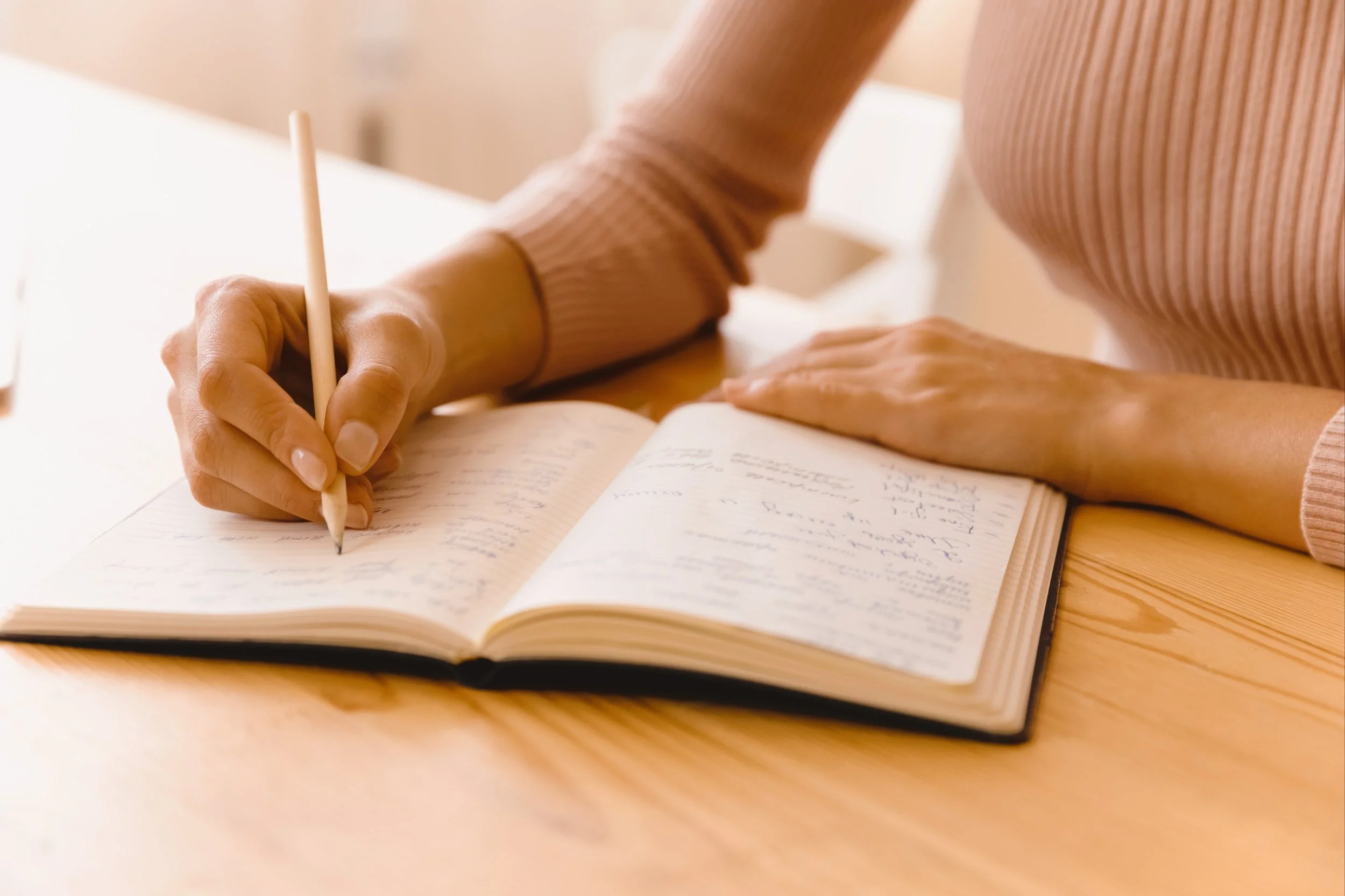 Viết Chữa Lành: Hành trình viết cho tâm hồn an yên Viết Chữa Lành: Hành trình viết cho tâm hồn an yên