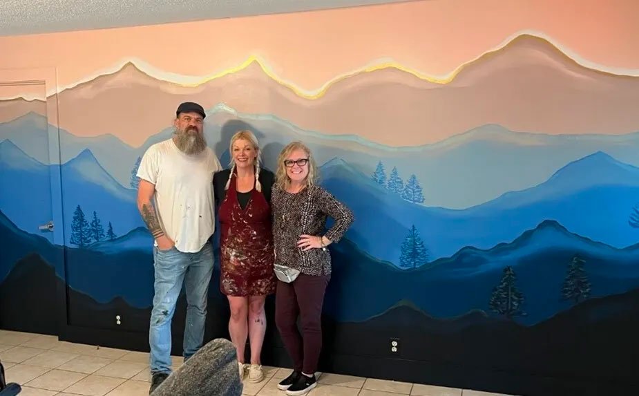 THE POWER OF PAINT: LOCAL ARTIST PAINTS MURAL IN STEPS TO HOPE PLAYROOM