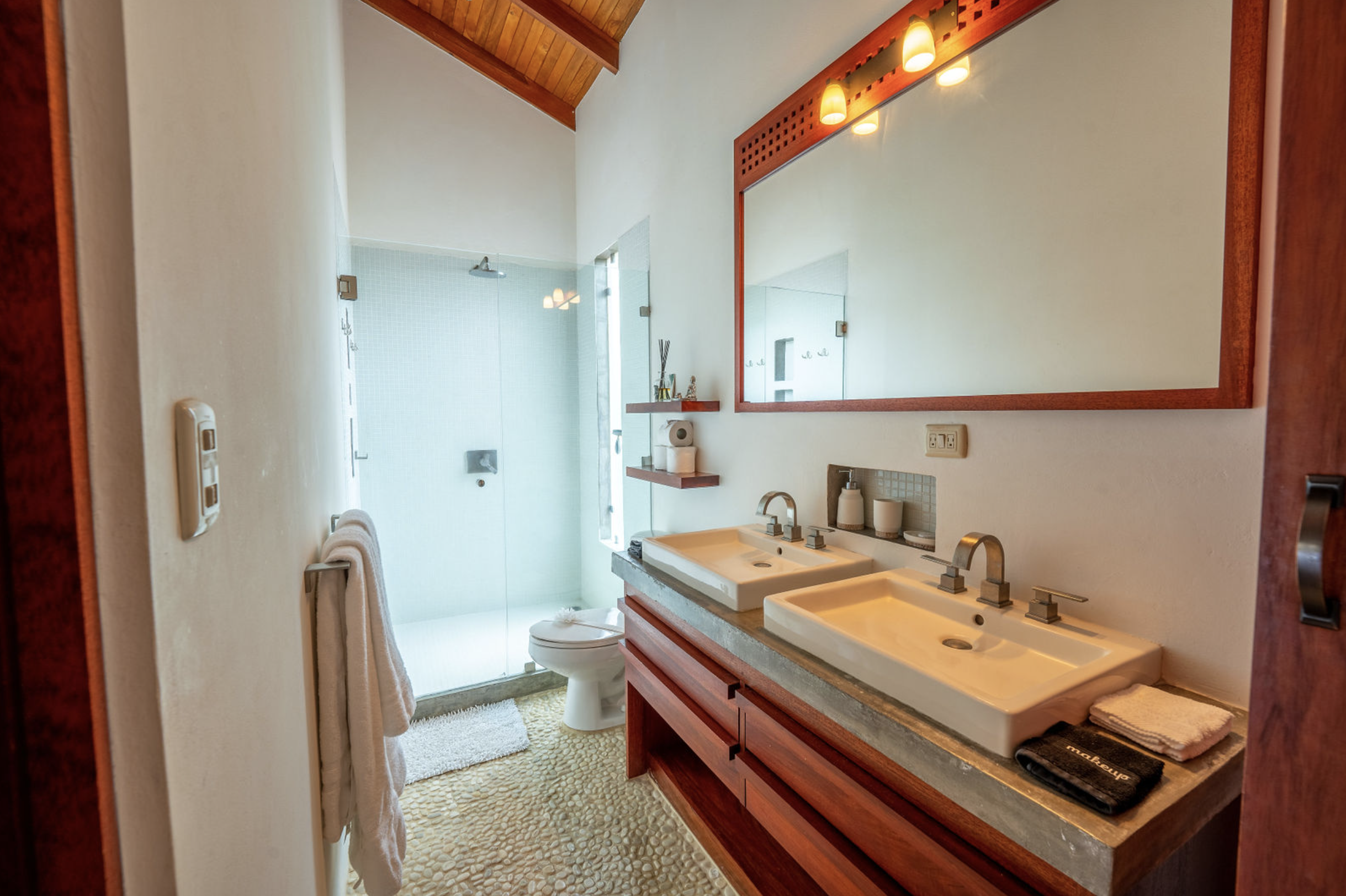 King Suite Bath.png