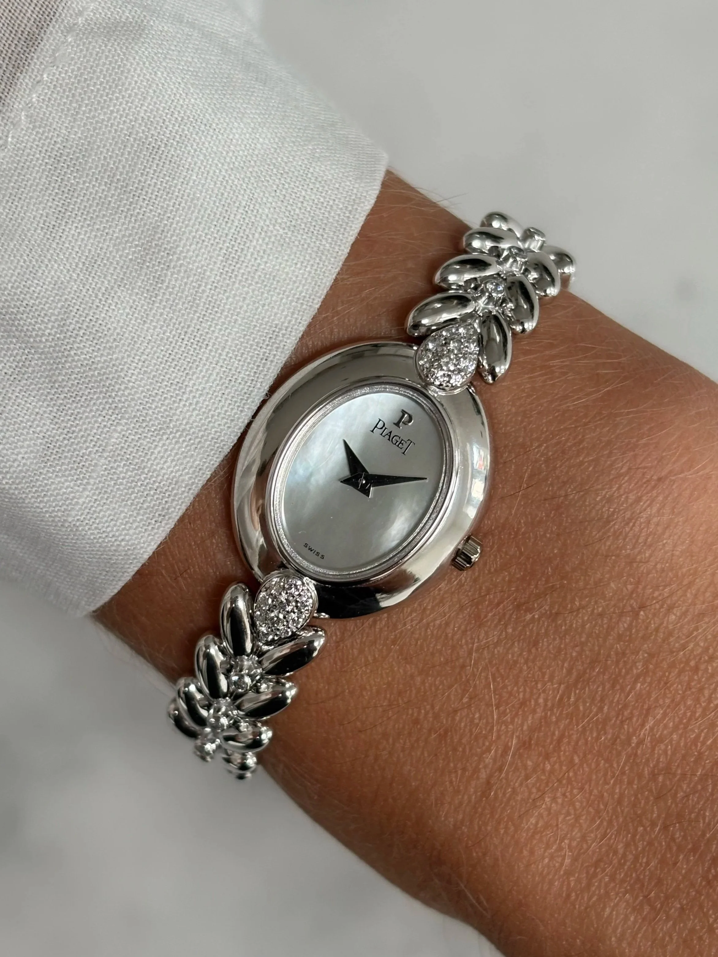 iaget Mini Baignoire White Gold Mother Of Pearl Dial & Diamond Set Bracelet ref. 5513 E114