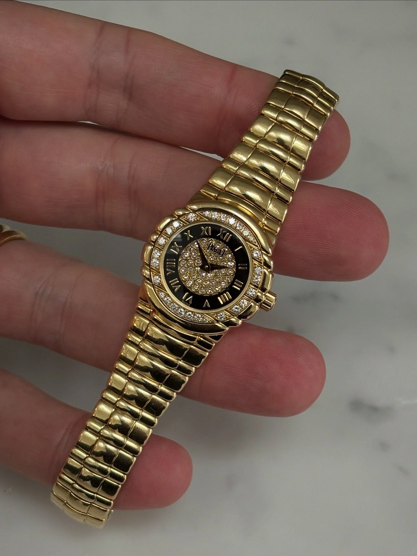 Piaget Tanagra Yellow Gold Diamond Bezel, Onyx & Pave Diamond Set Dial ref. 16033 M 601 D