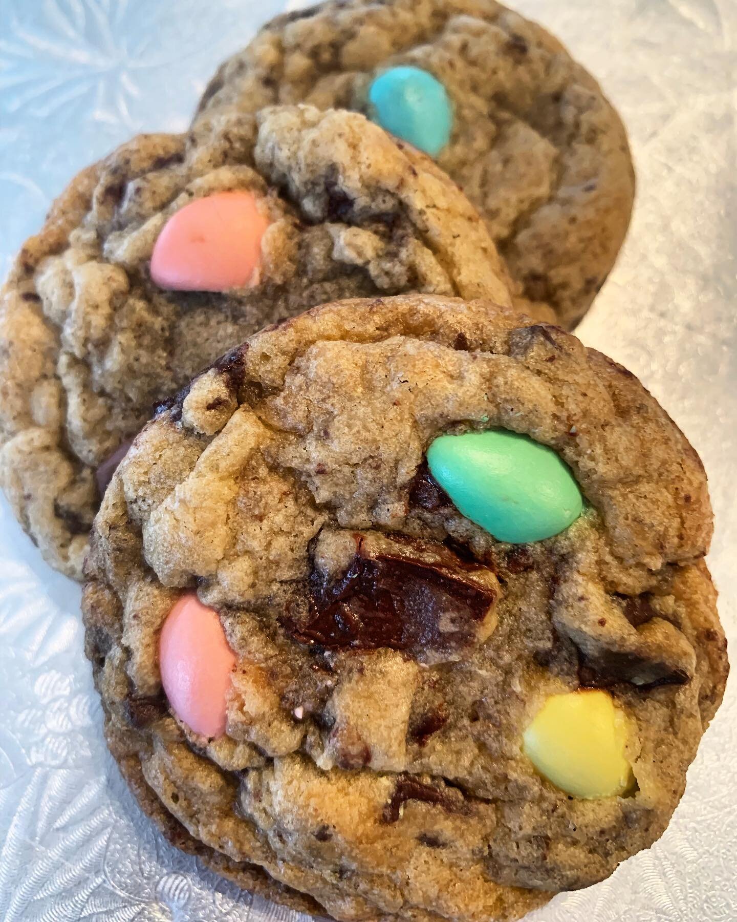 👀❕COMING SOON❕
A decedent crispy on the outside, chewy on the inside Mini Egg chocolate CHUNK cookie! 
Stay tuned!