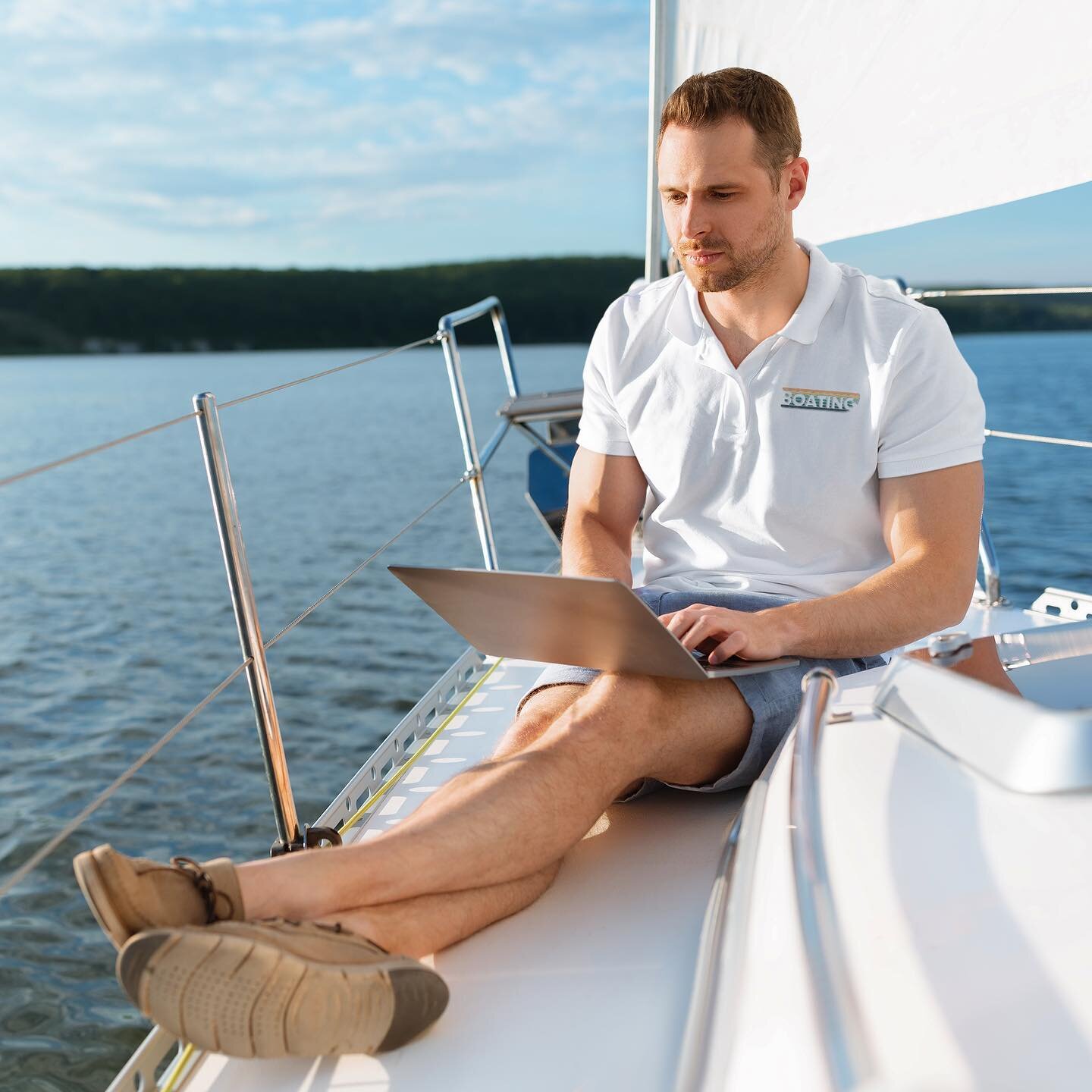 Work from&hellip;boat? However your schedule looks this week, make sure you&rsquo;re decked out in style! 🌊🎣🐟 

#boating #lakeminnetonka #minnesota #lakelife #lifeisbetteratthelake #lakelifeshop