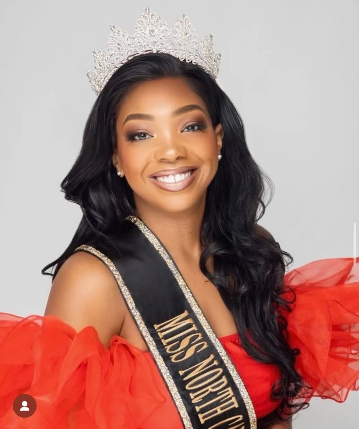 Woman wearing crown and sash with radiant glam makeup, softly defined eyes, and glowing skin created by Glam Up Nashville.