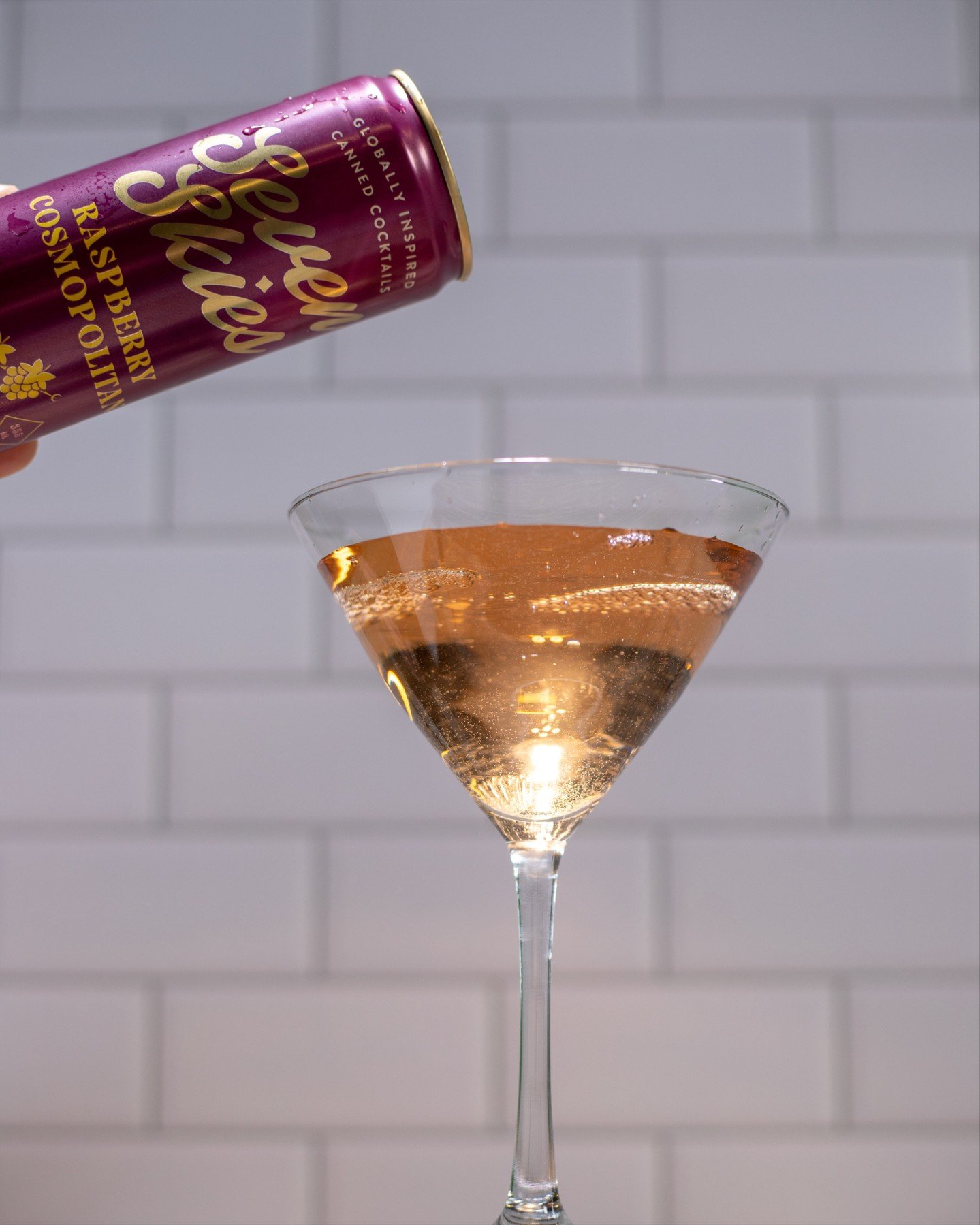 The perfect pour is always one that ends with a full glass 😉 🍸

#Drinksevenskies #allflavornofizz #readytodrink