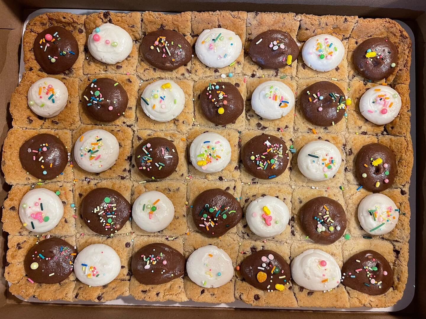 Today&rsquo;s deliveries included 1) 1/3 sheet Summer Vacation Cookie Cake for tomorrow&rsquo;s @st.catherineofsienaschool Kindergarten graduation (made with a Flaxseed Egg substitute for a Kiddo with an egg allergy) and some Summer Vacation cupcakes
