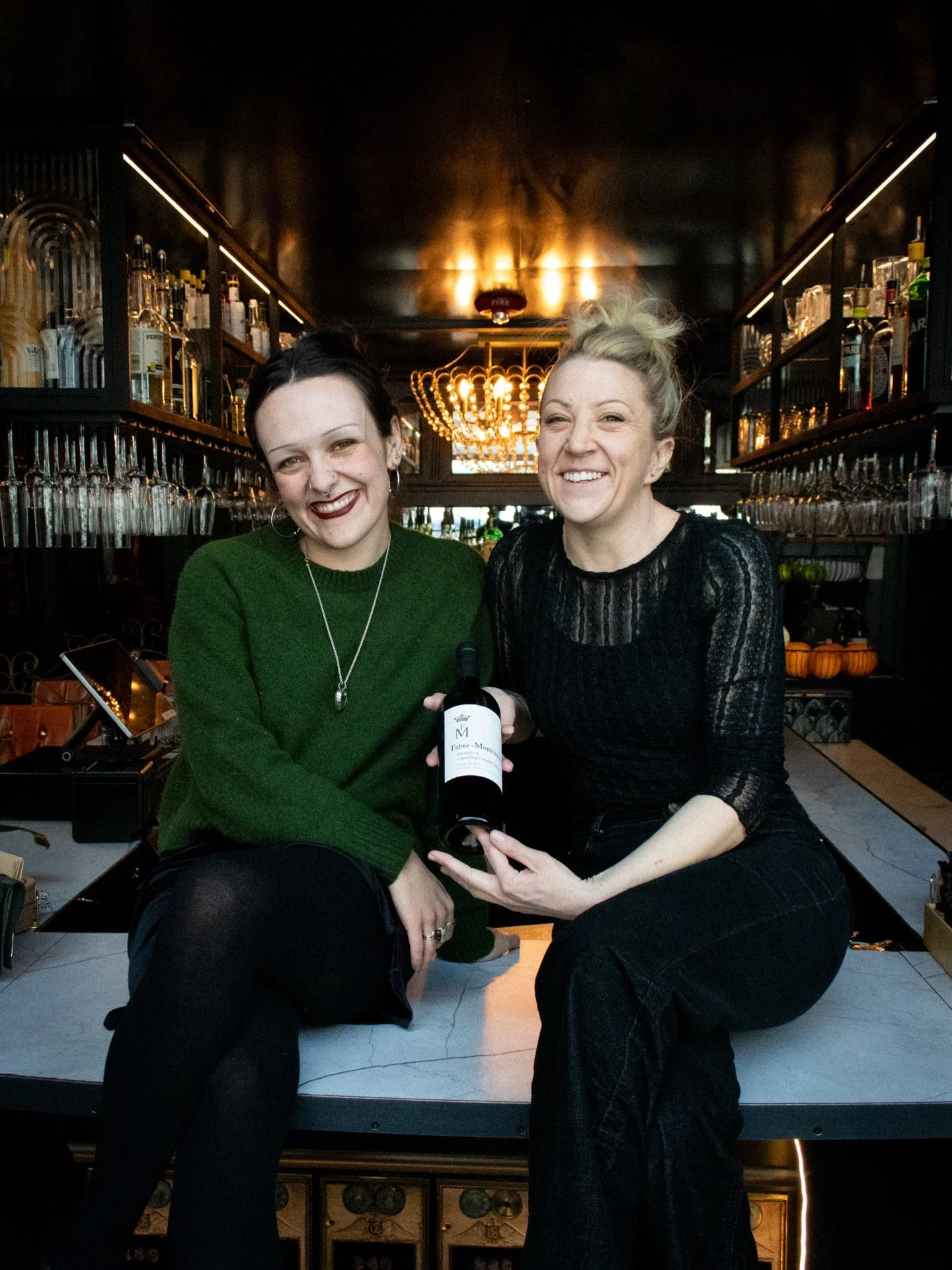 These cute gals are behind the bar tonight! Come treat yourself to a wine Wednesday with a glass of our lovely Cab Franc ✨

#slcwinebar #utahwinebar #slcdowntown