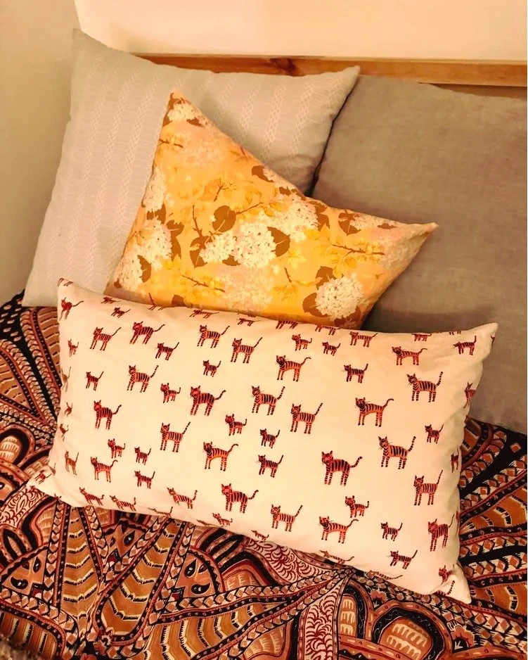 FEATHER THROW PILLOW SIP &amp; SEW-CIAL - February 27th

Make a Feather-filled Throw Pillow w/ Invisible Zipper in this 2.5-hour workshop.

The perfect addition to any couch, lounge area, or reading nook&mdash;mixing sizes and shapes adds to the cozy