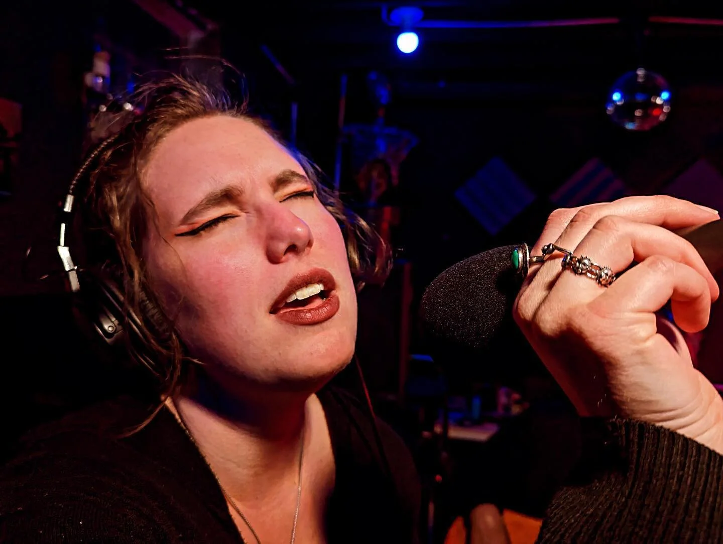 Feeling super inspired after yesterday&rsquo;s Scream class with Melissa Cross @zenofscreaming ! 

🤘🏻

She got me thinking about how important it is to root into the body and into the earth when vocalising&hellip; especially with screams/growls. Th