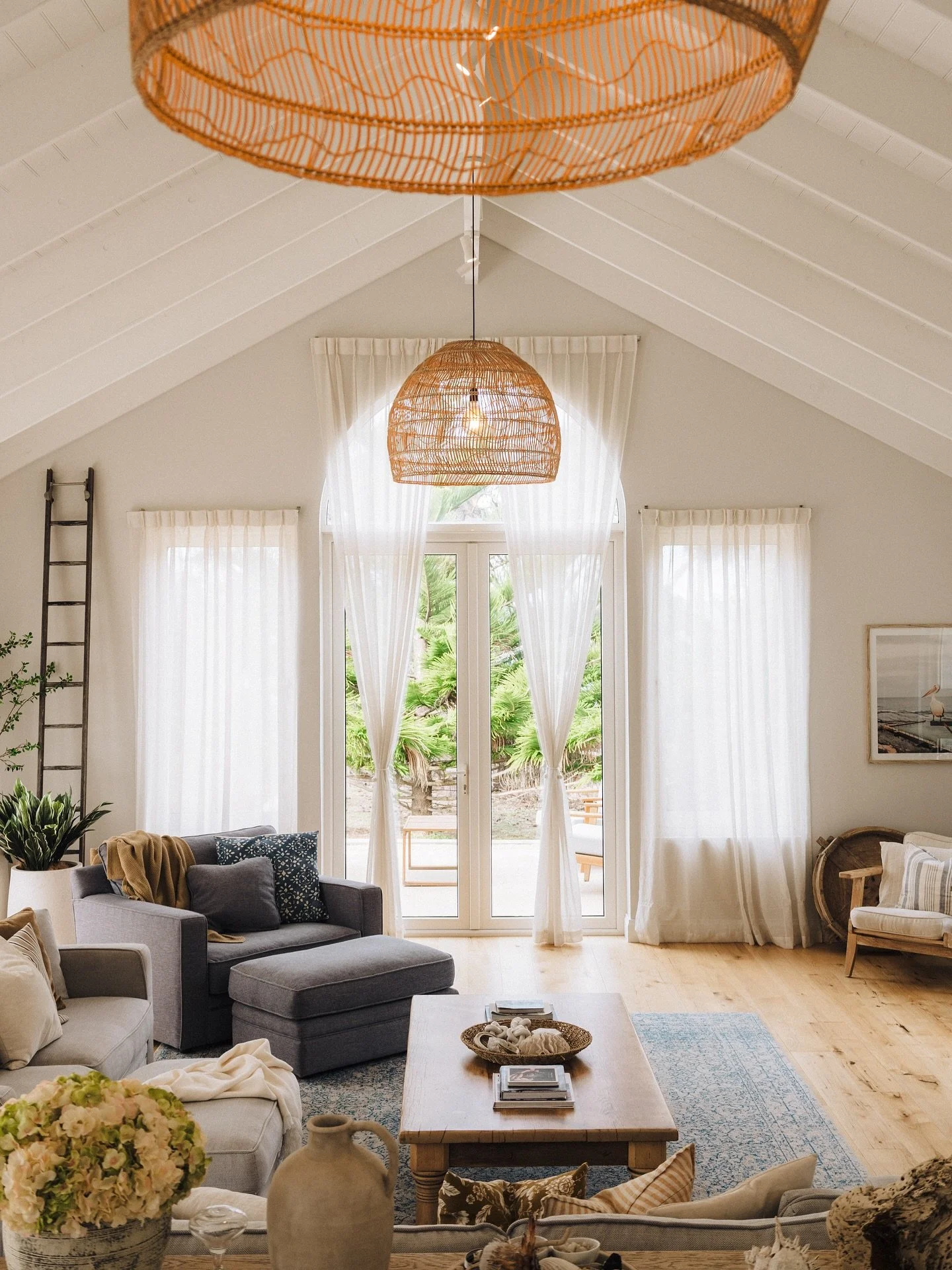 The light at @harveysfarmbicheno 🙌🏽

#bicheno #weddingvenue #tasmaniaweddingphotographer