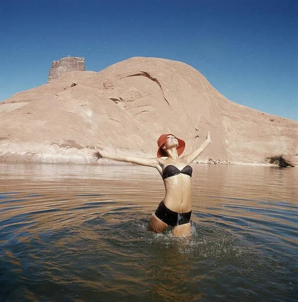 Welcome 2026. Let&rsquo;s gooo 🎊
📷: Marisa Berenson by John Cowan in Arizonia&rsquo;s Lake Powel canyon 1966
#thetidalist #marisaberenson #johncowan #vogue #vintagevogue