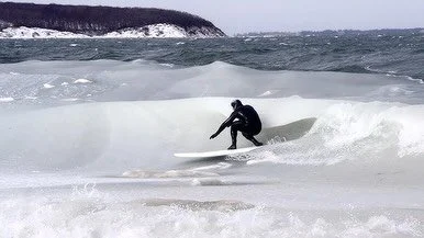 @bengravyy by our guy @letstaukgrams slurpee surf fest 🥶❄️🌊
#thetidalist #surf #mtksurf #slurpeesurf #coldwatersurf