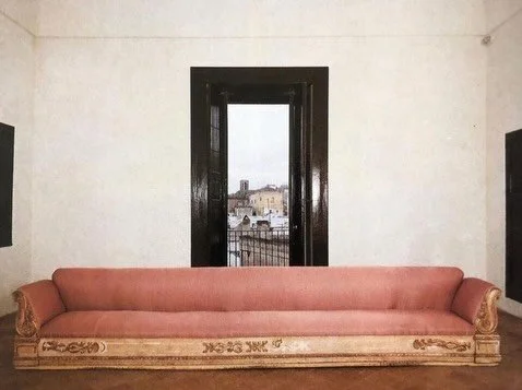 Long pink couch at Cy Twomblys apartment in Rome. 🌷
#thetidalist #theeye #interiors #interiordesign #cytwombly