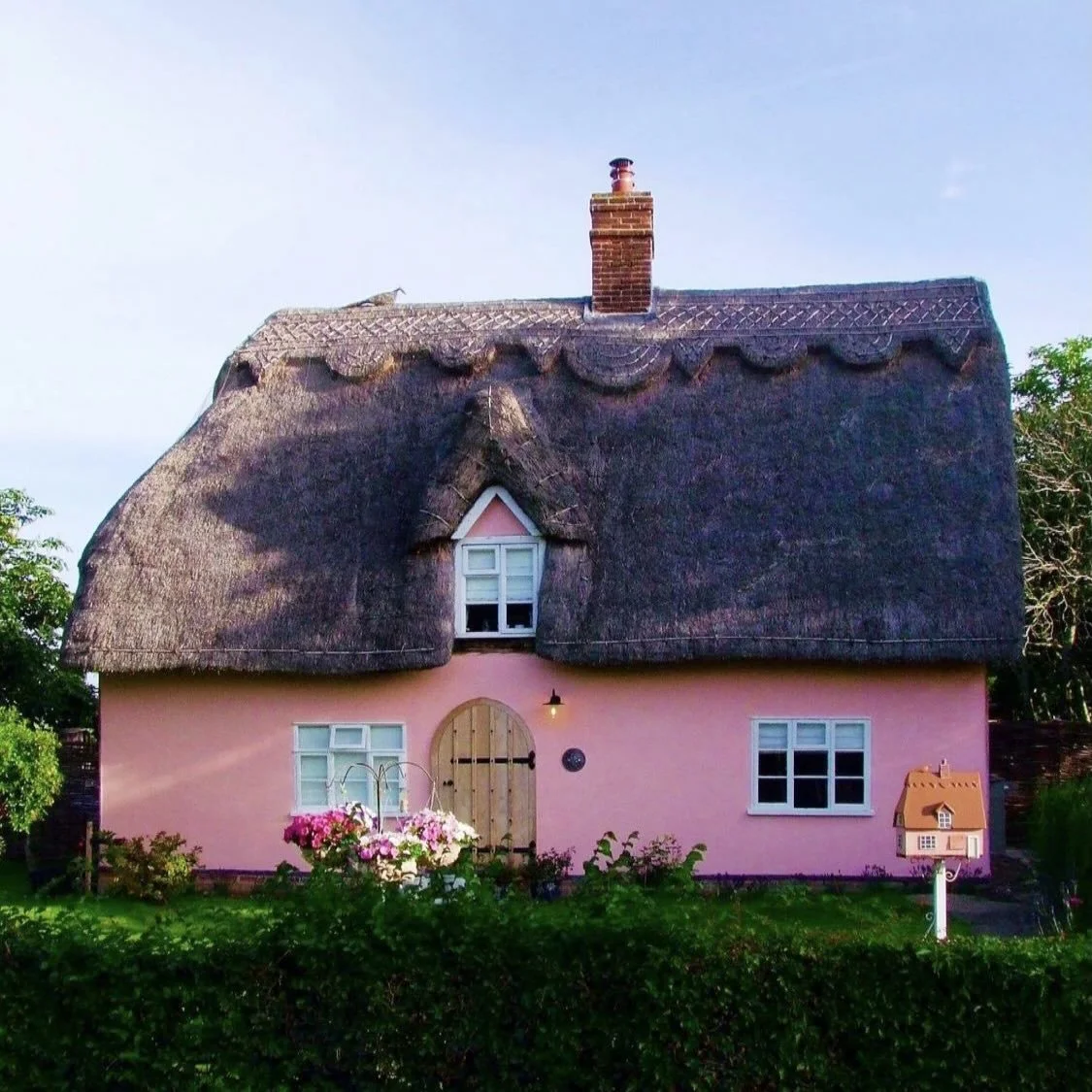 The perfect pink house 🌸🌷🩷🍬
📍Elmdon, Essex England
#thetidalist #essex #englishcottage #homeinspo