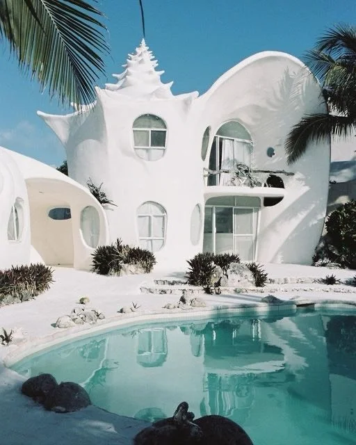 The Shell House in Isla Mujeres: Tucked away on the Caribbean side of Isla Mujeres, you&rsquo;ll find the world-renowned Shell House, the brainchild of acclaimed artists Octavio Ocampo and his brother Eduardo Ocampo. 🐚
#thetidalist #shellhouse #isla